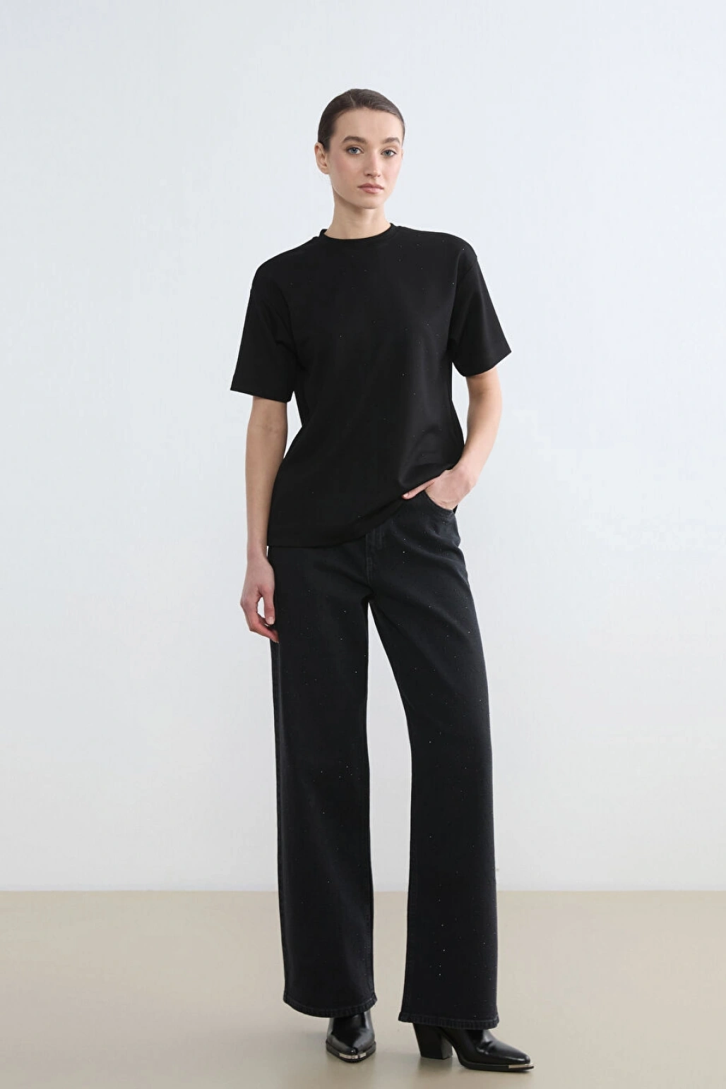 LCW Modest Siyah Bisiklet Yaka Taşlı Kadın Tişört