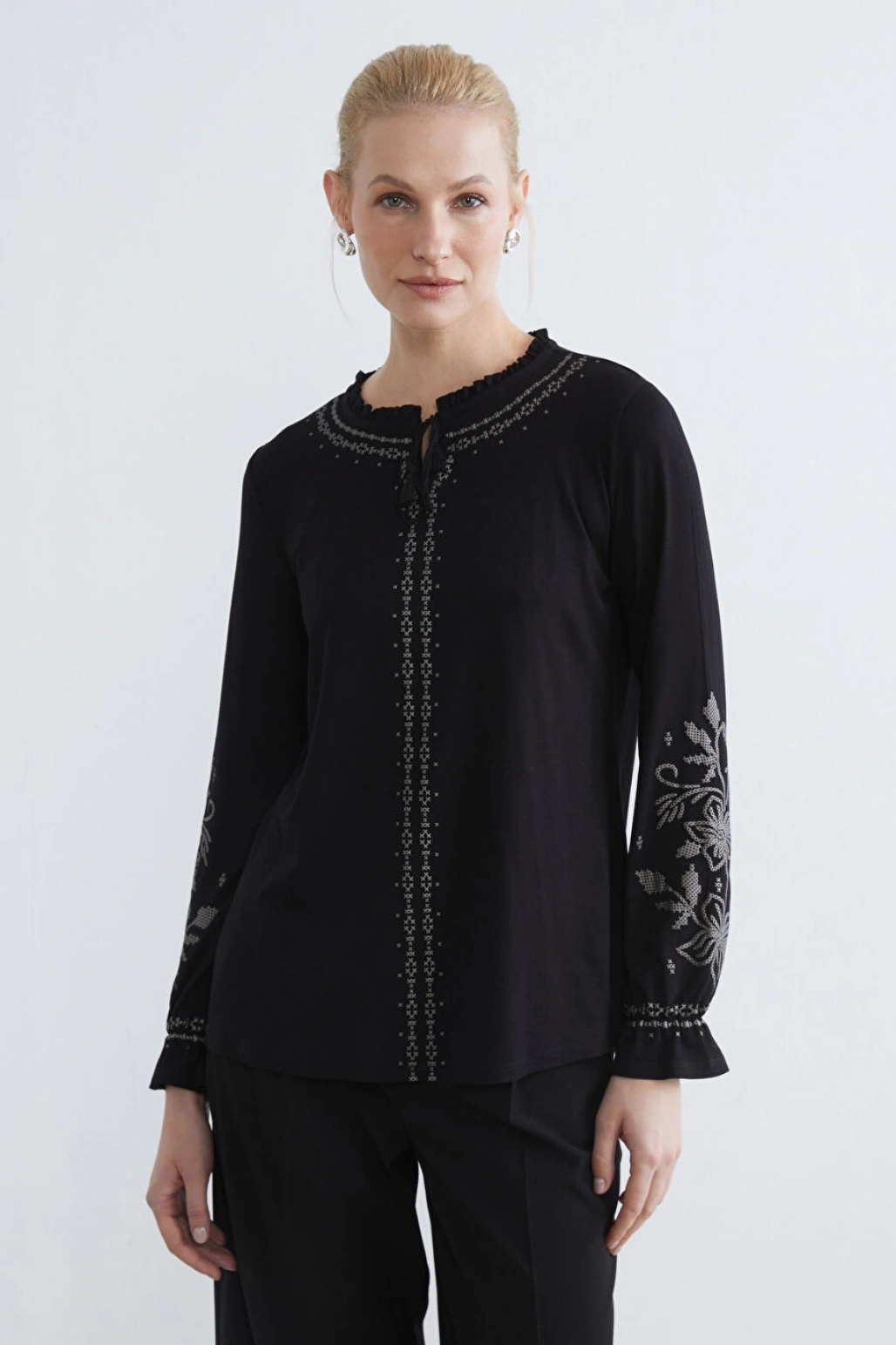 LCW Grace Siyah Bağlama Yaka Fırfırlı Desenli Bluz