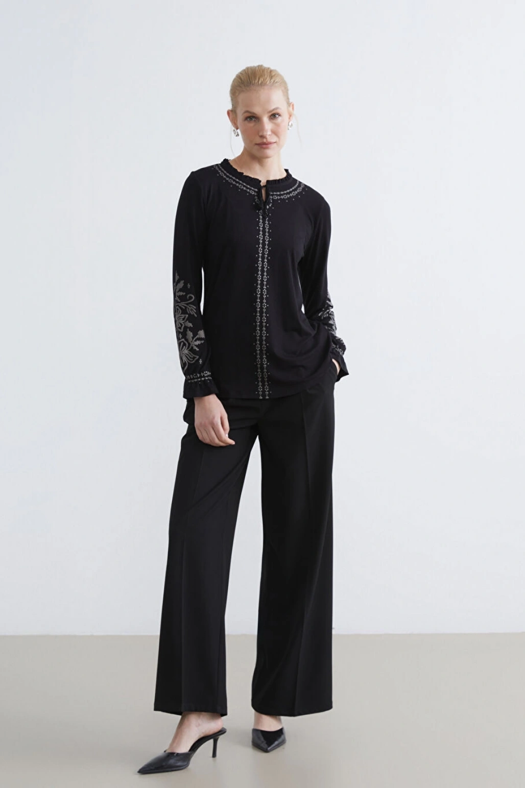 LCW Grace Siyah Bağlama Yaka Fırfırlı Desenli Bluz