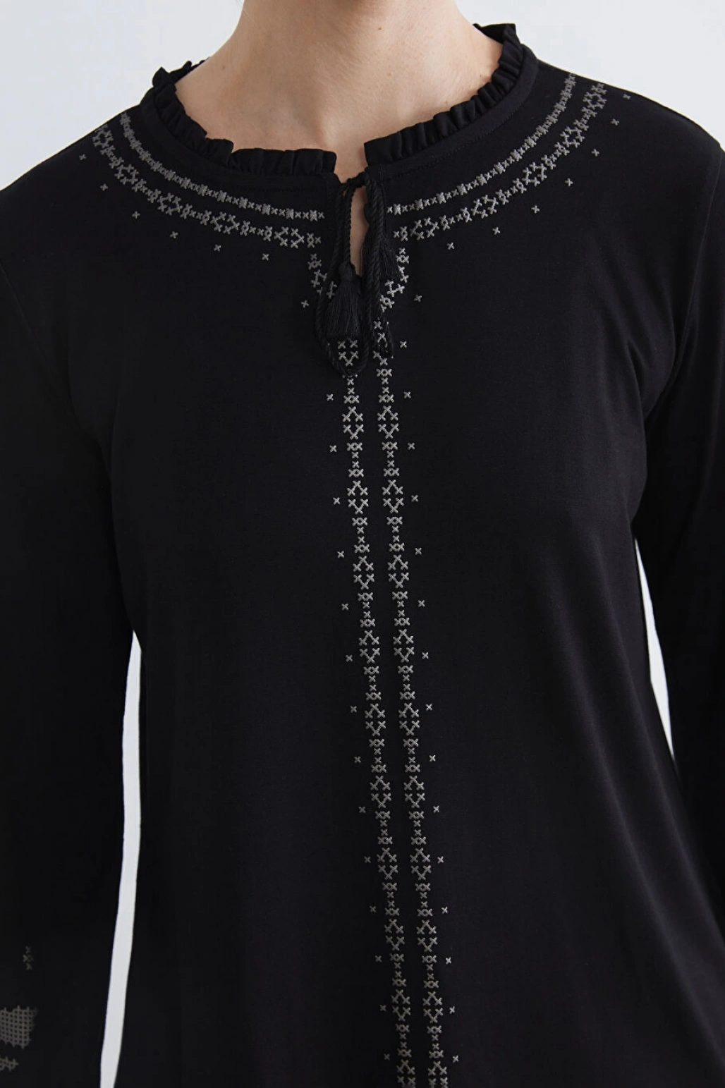 LCW Grace Siyah Bağlama Yaka Fırfırlı Desenli Bluz