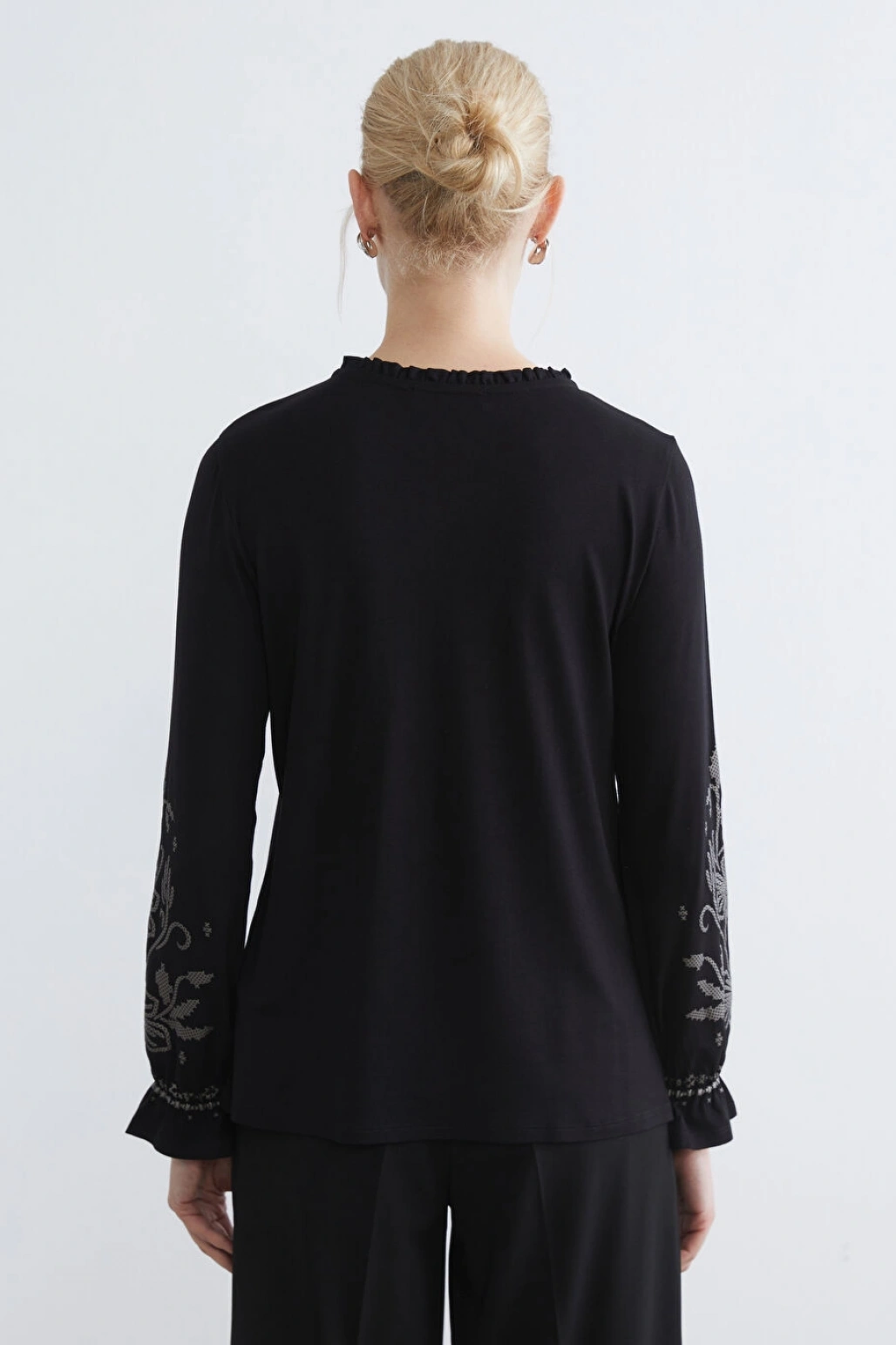 LCW Grace Siyah Bağlama Yaka Fırfırlı Desenli Bluz