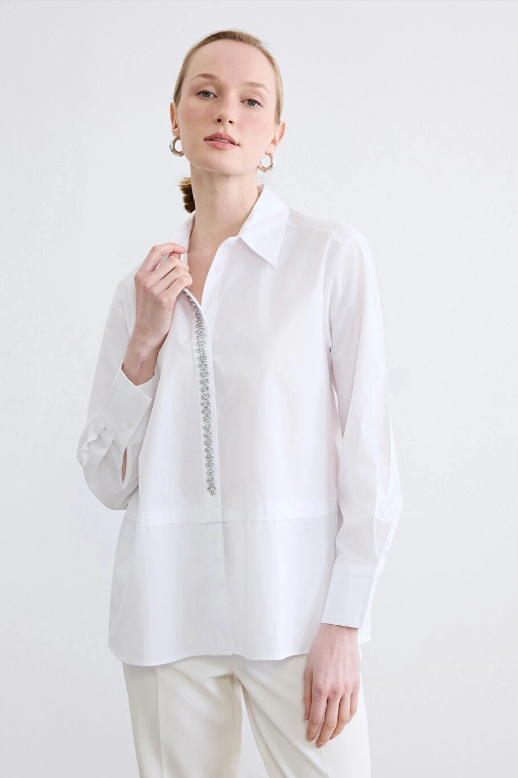 LCWAIKIKI Classic Beyaz Taşlı Oversize Poplin Kadın Gömlek