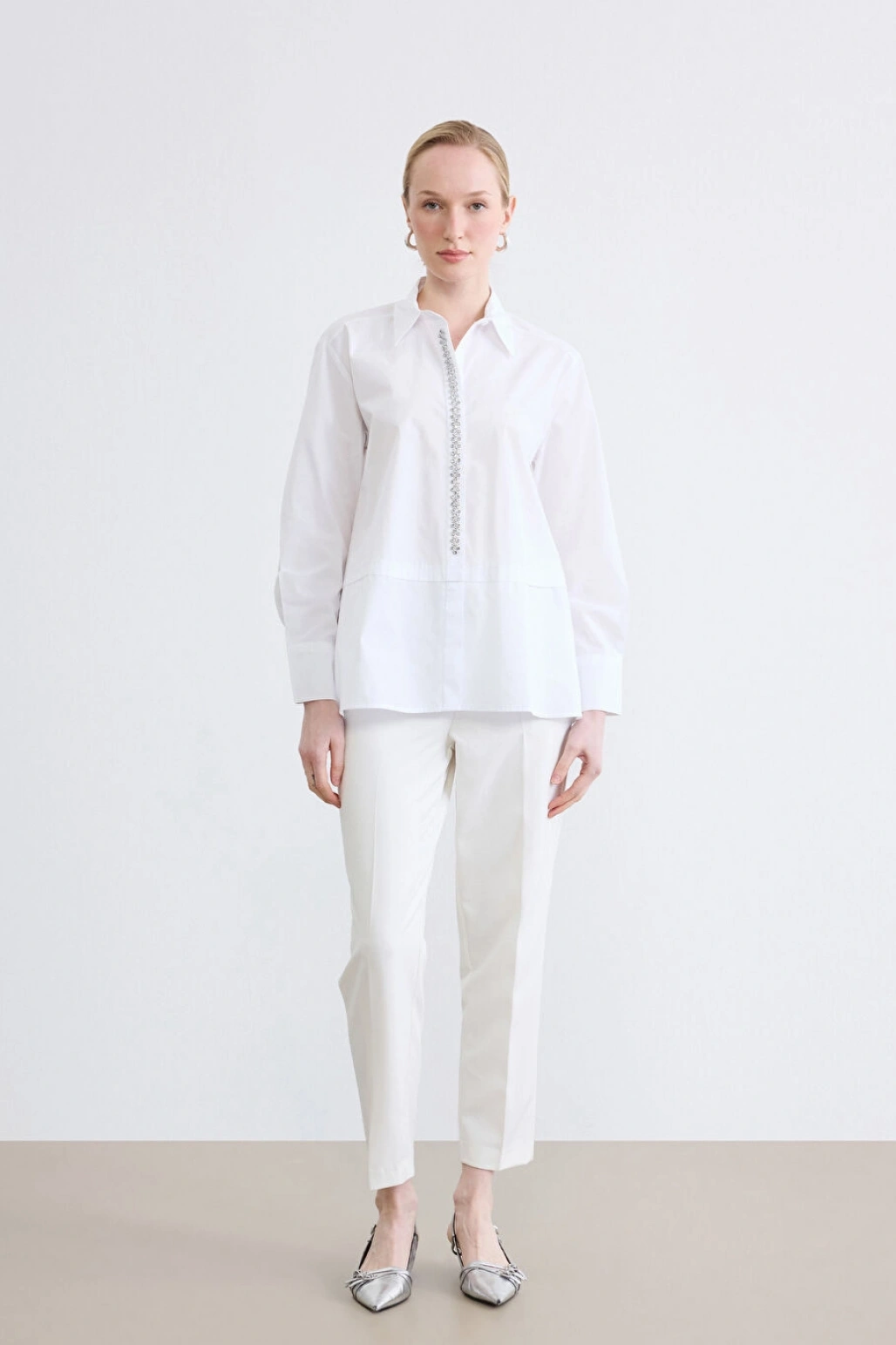 LCWAIKIKI Classic Beyaz Taşlı Oversize Poplin Kadın Gömlek