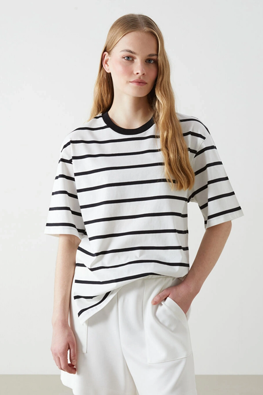 LCW Vision Siyah Bisiklet Yaka Çizgili Kadın Tişört