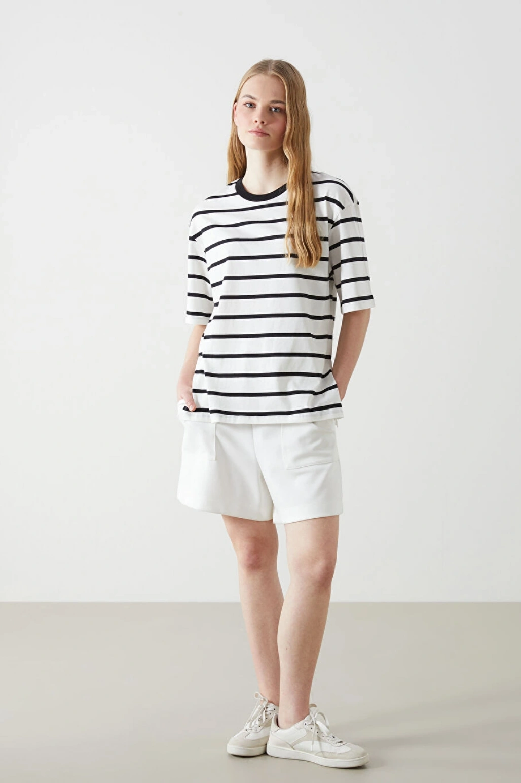 LCW Vision Siyah Bisiklet Yaka Çizgili Kadın Tişört