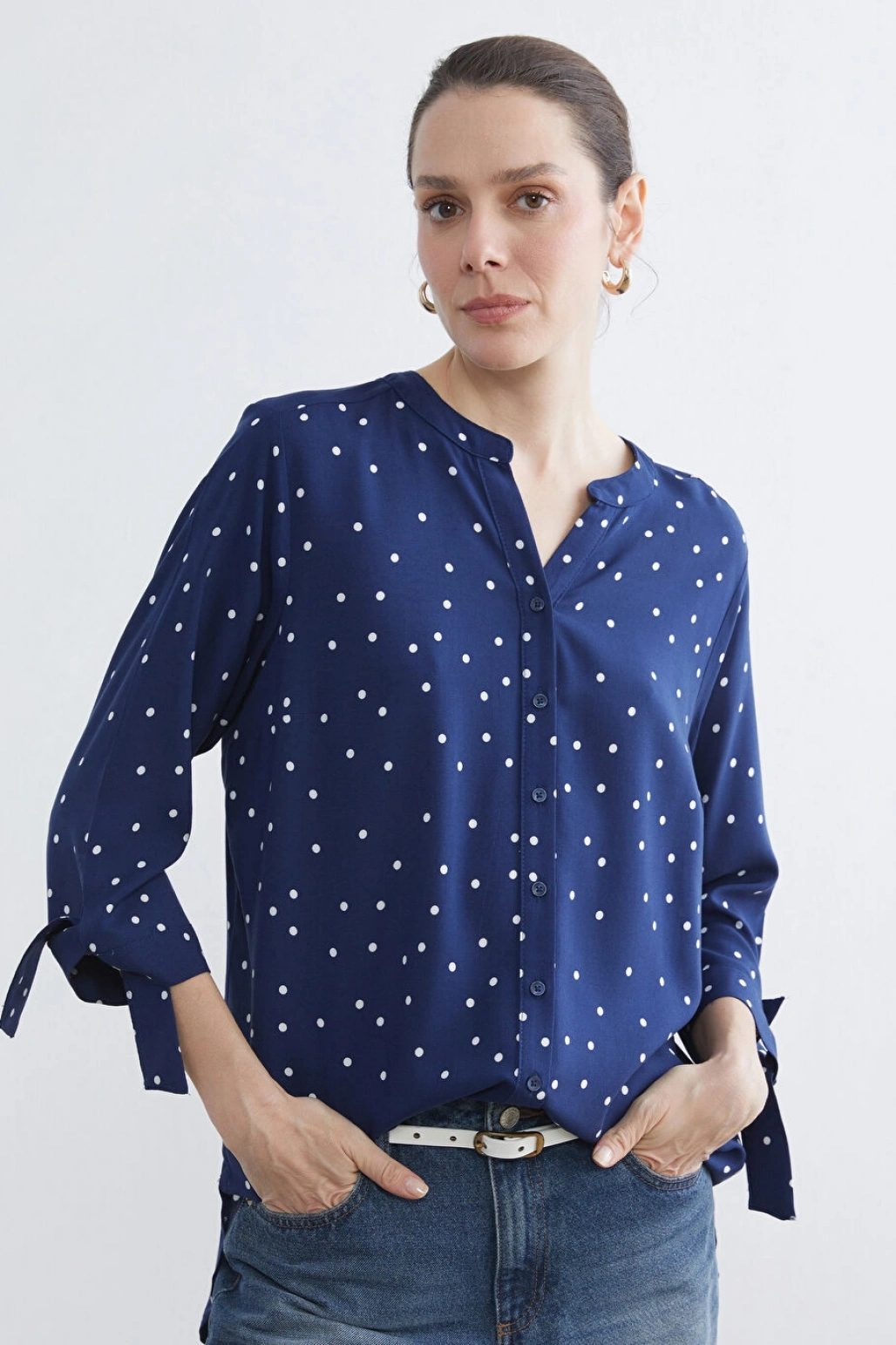 LCW Grace Lacivert Kaçık Yaka Puantiyeli Bluz