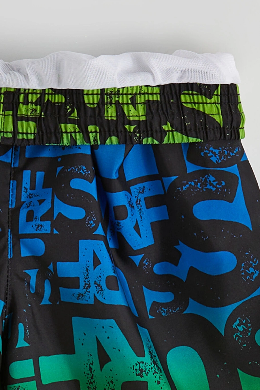 LCW Kids Siyah Beli Lastikli Baskılı Erkek Çocuk Deniz Şortu