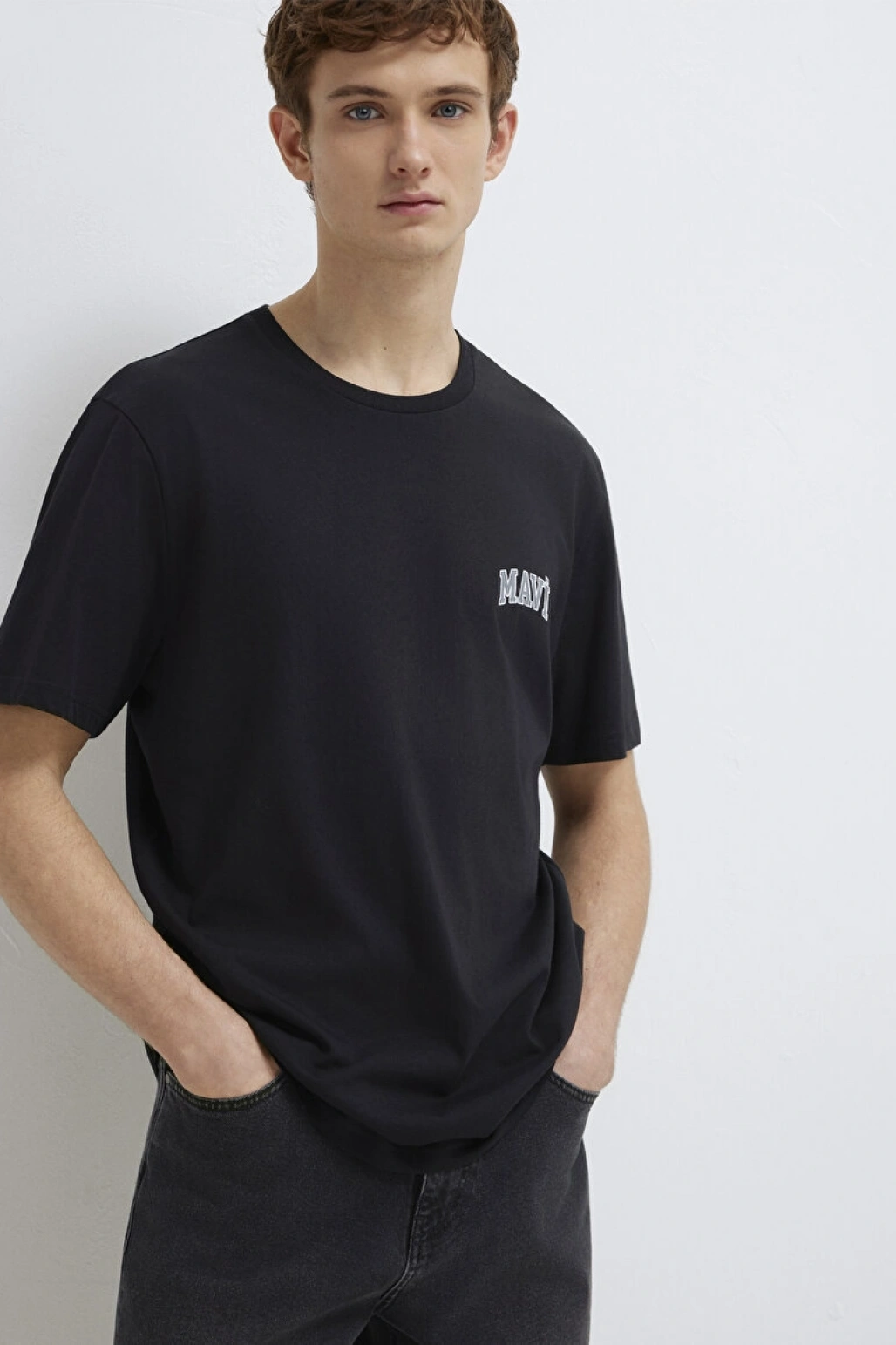 Mavi Logo Baskılı Siyah Tişört