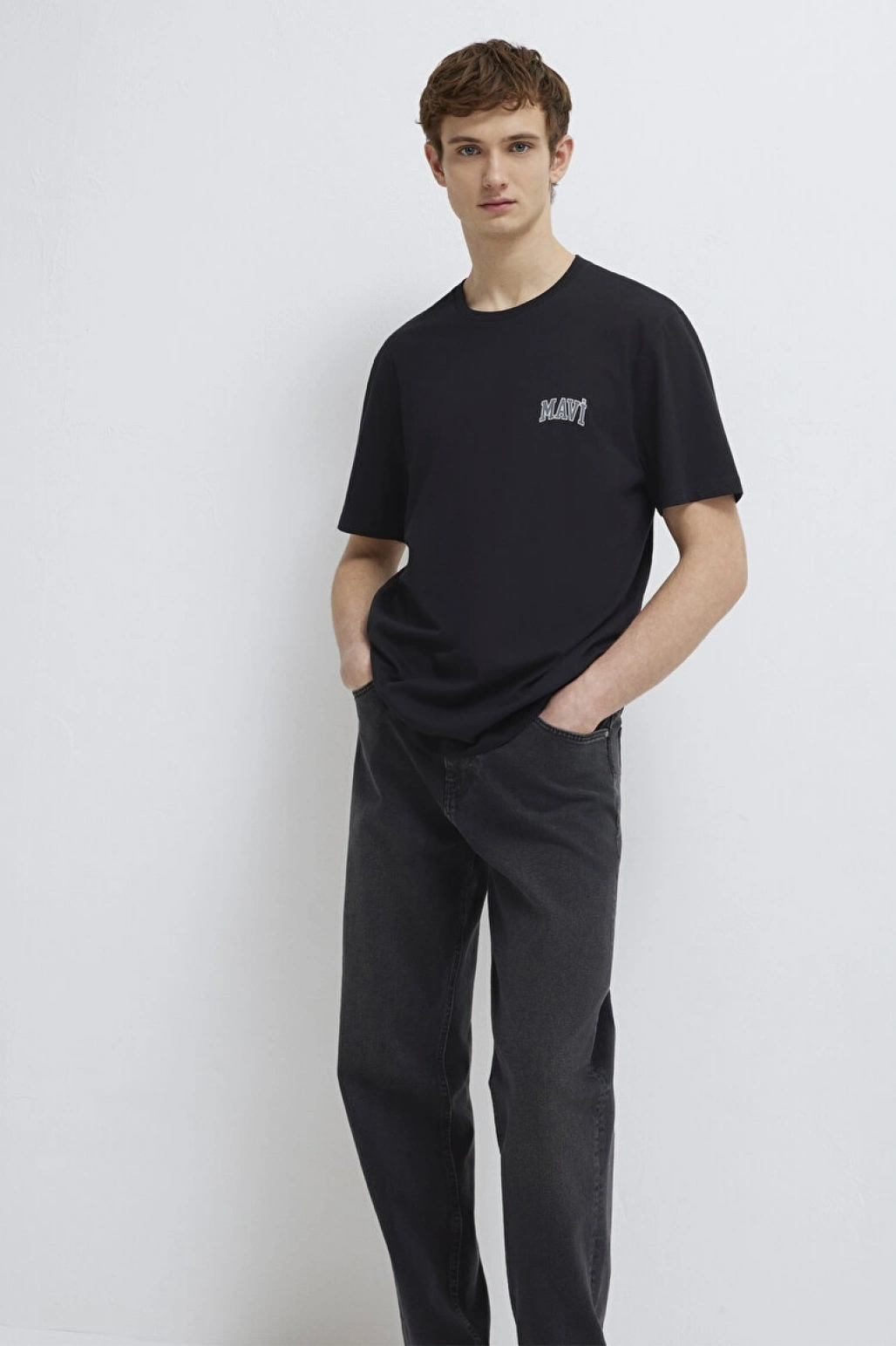 Mavi Logo Baskılı Siyah Tişört