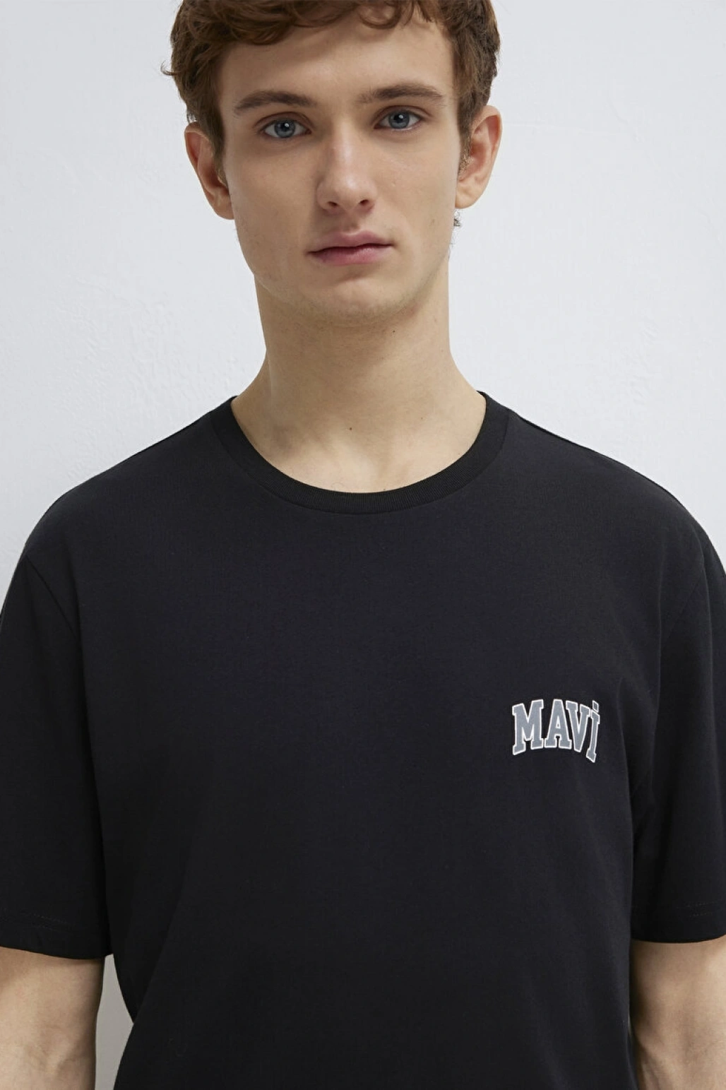 Mavi Logo Baskılı Siyah Tişört