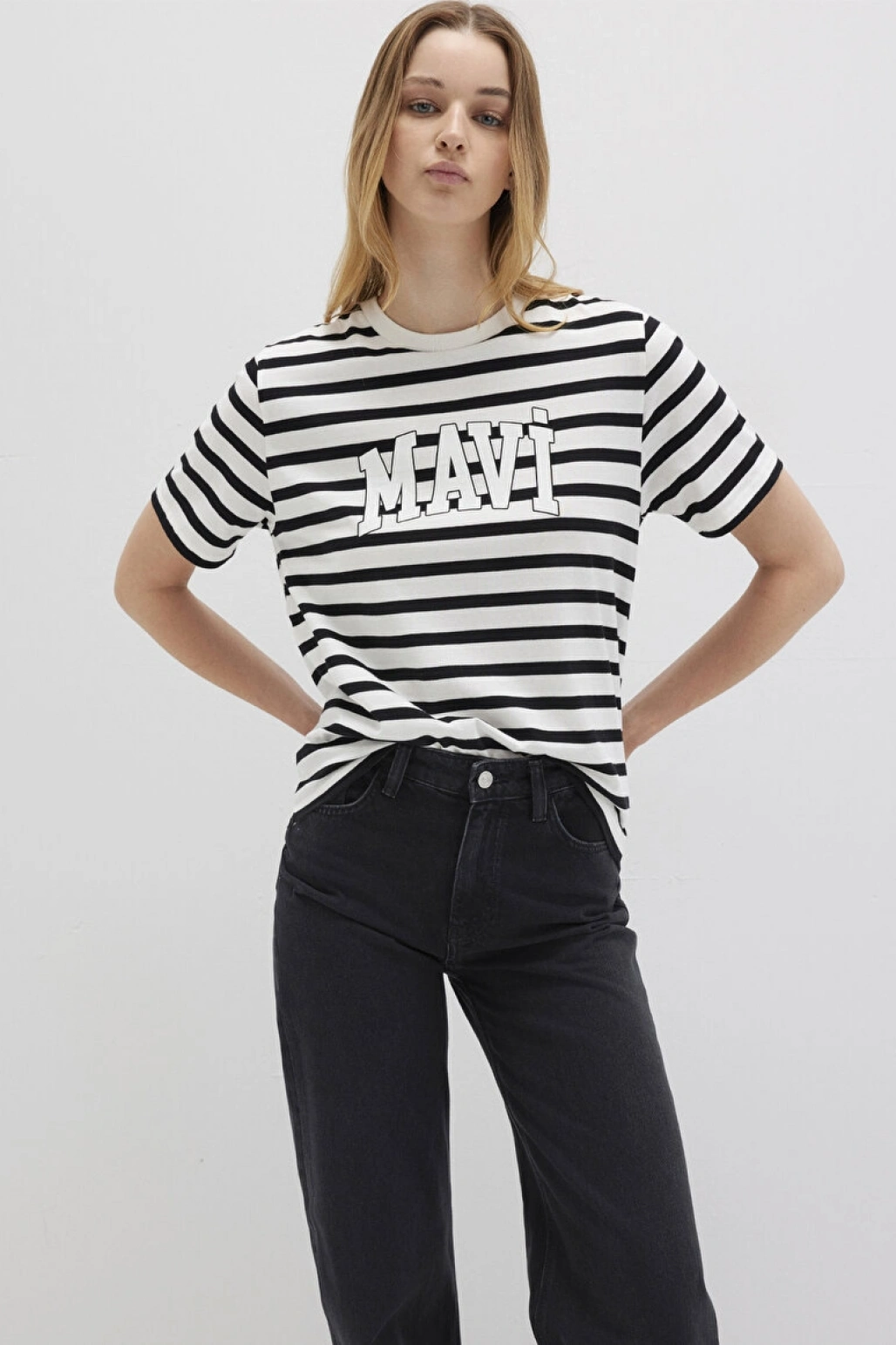 Mavi Logo Baskılı Siyah Çizgili Tişört