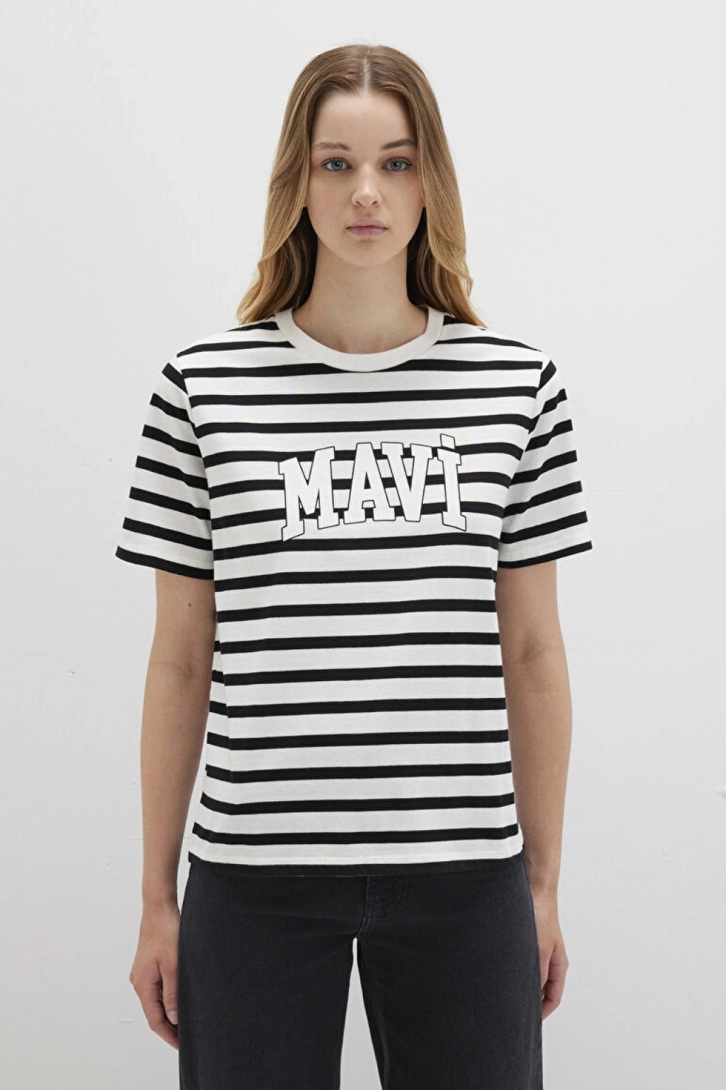 Mavi Logo Baskılı Siyah Çizgili Tişört