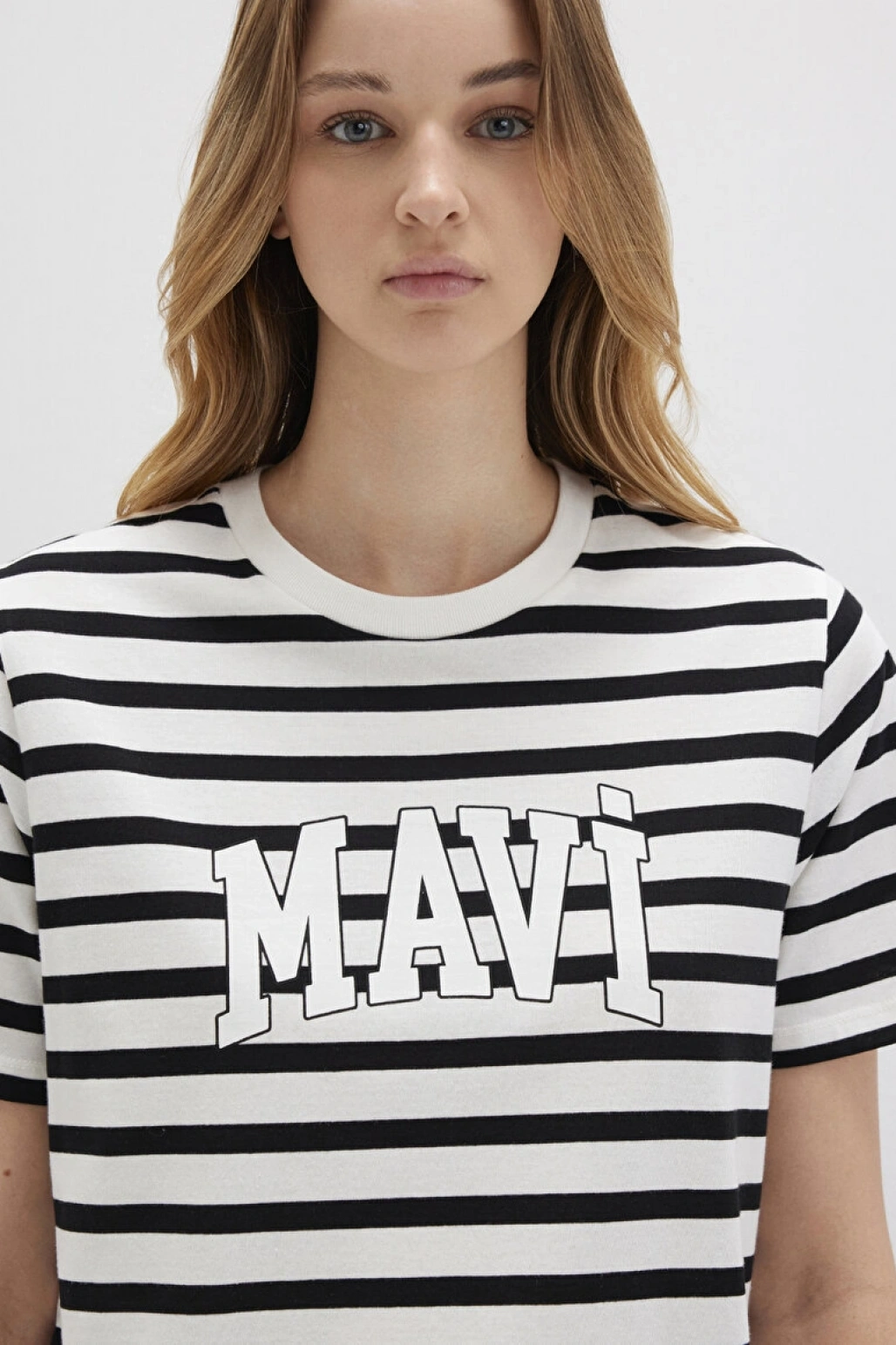 Mavi Logo Baskılı Siyah Çizgili Tişört