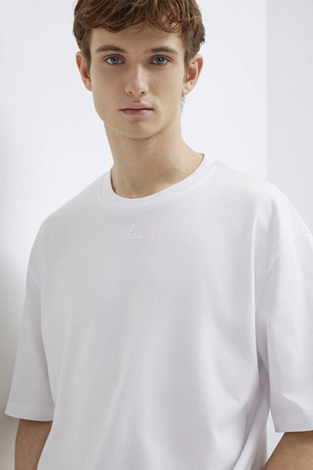 Mavi Nakışlı Beyaz Tişört