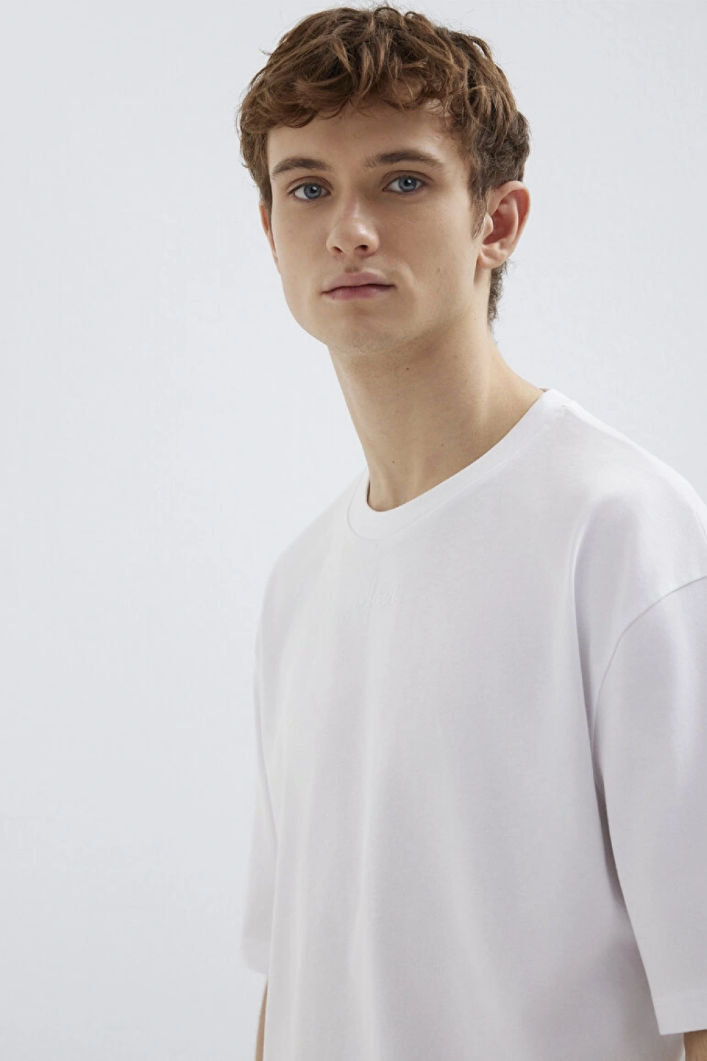 Mavi Nakışlı Beyaz Tişört