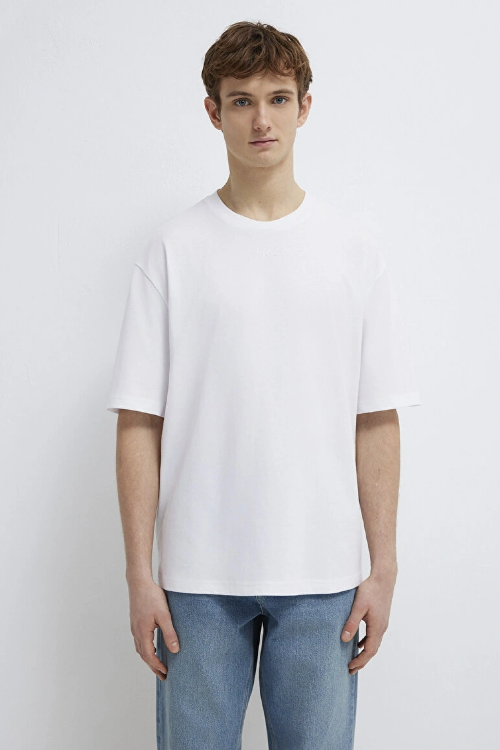 Mavi Nakışlı Beyaz Tişört