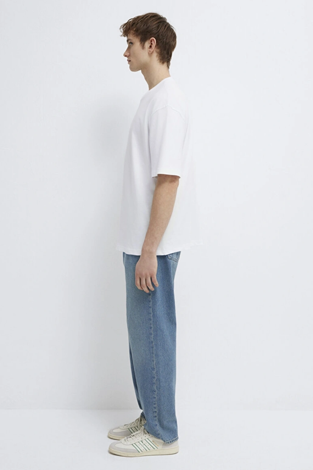 Mavi Nakışlı Beyaz Tişört