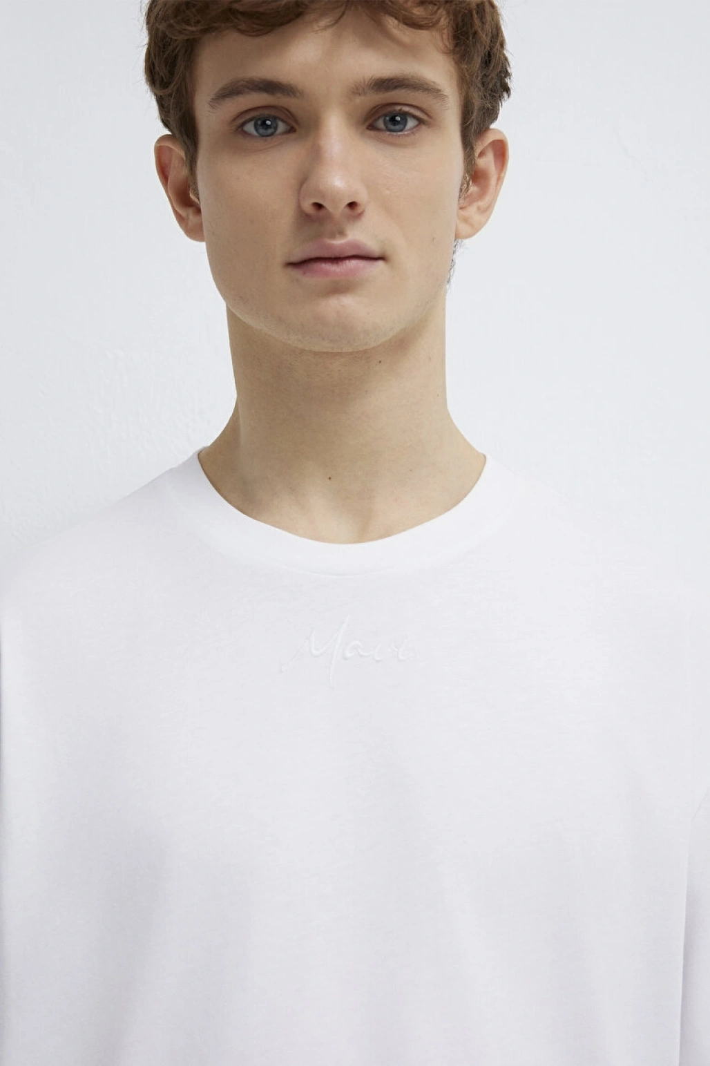 Mavi Nakışlı Beyaz Tişört