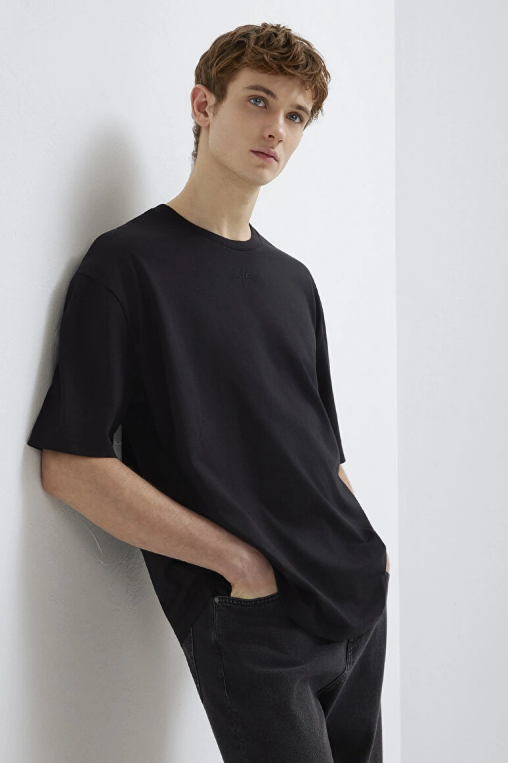 Mavi Nakışlı Siyah Tişört