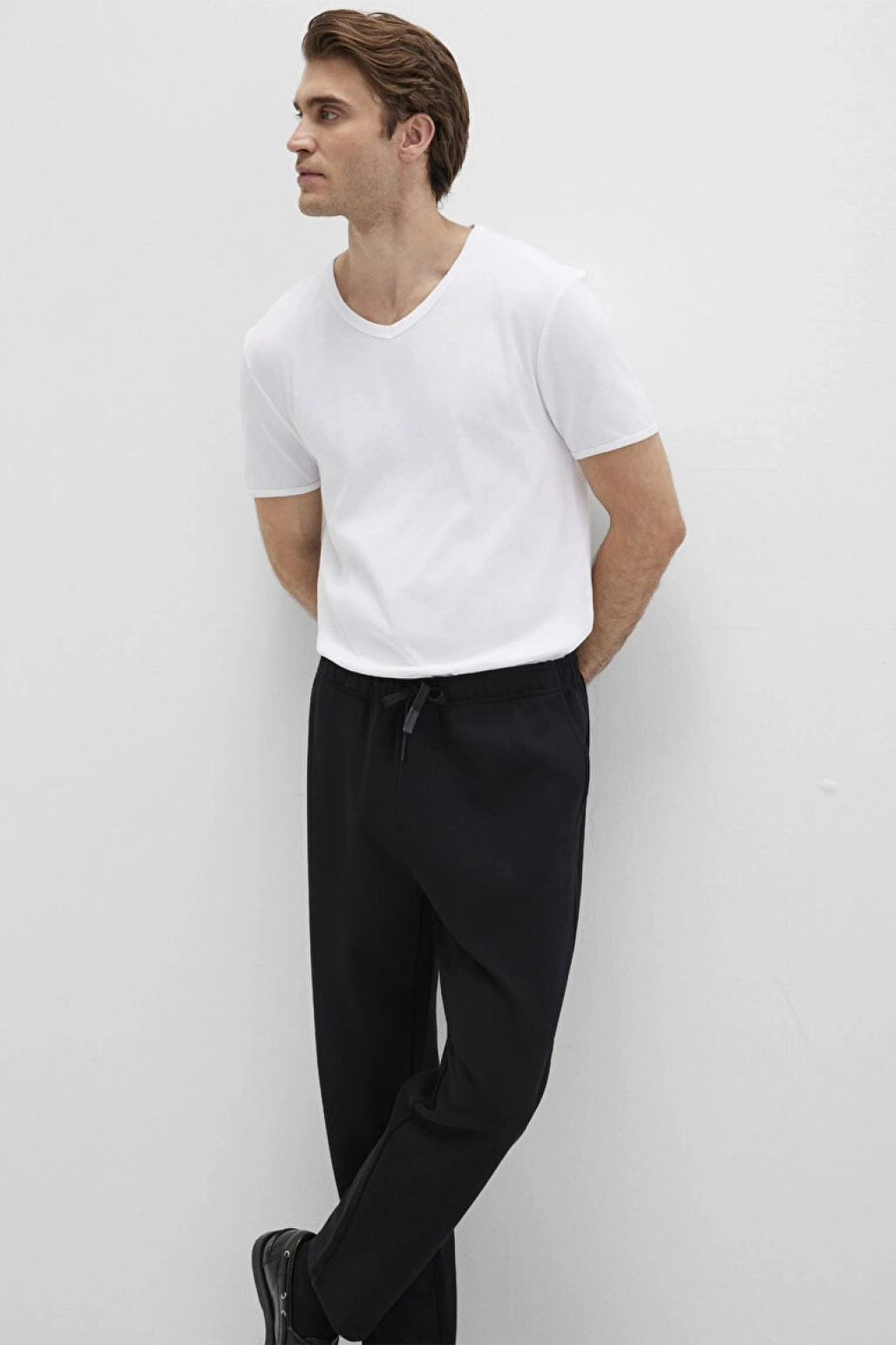 Ribana Detaylı V Yaka Beyaz Tişört