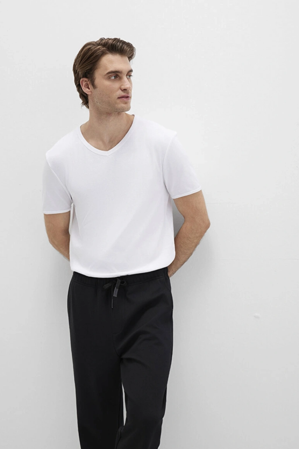 Ribana Detaylı V Yaka Beyaz Tişört