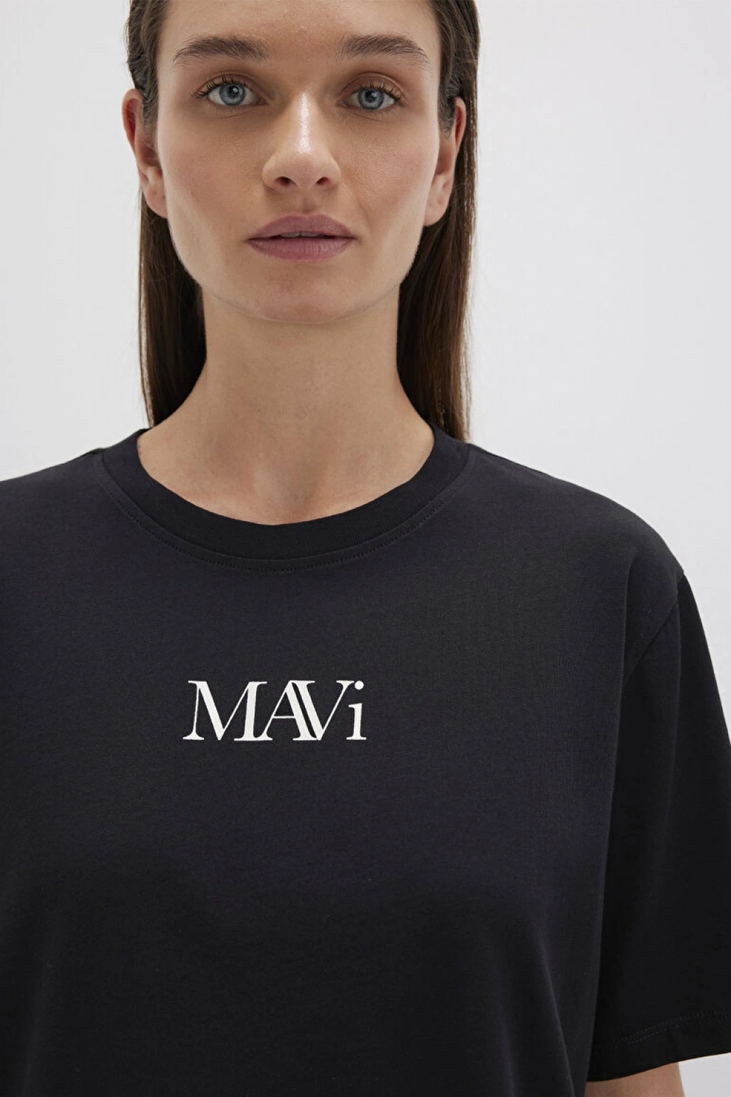 Mavi Logo Baskılı Siyah Tişört