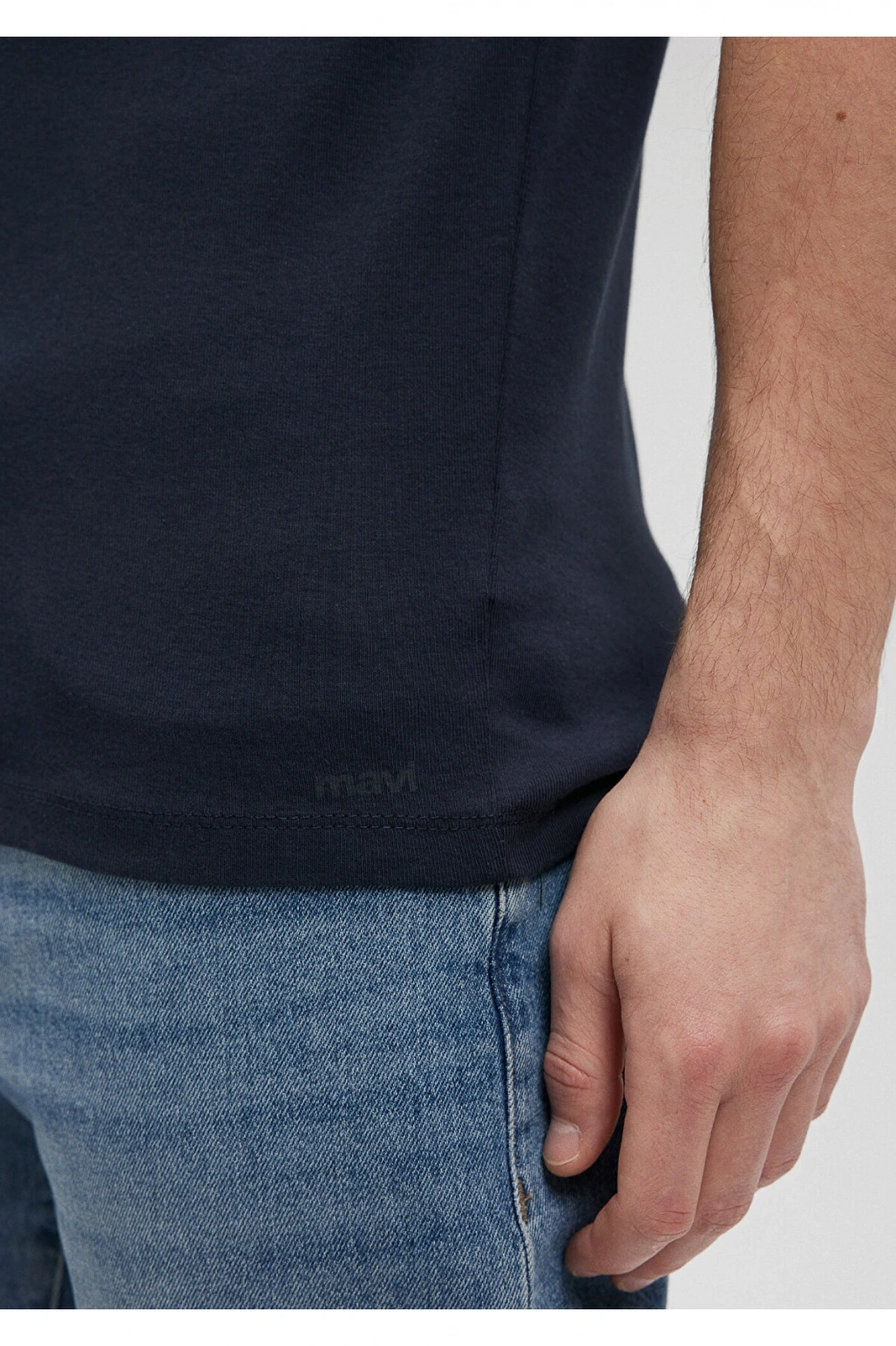 Mavi Ribana Detaylı V Yaka Lacivert Tişört Fitted / Vücuda Oturan Kesim