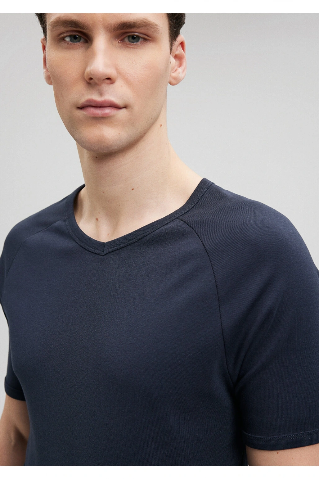 Mavi Ribana Detaylı V Yaka Lacivert Tişört Fitted / Vücuda Oturan Kesim
