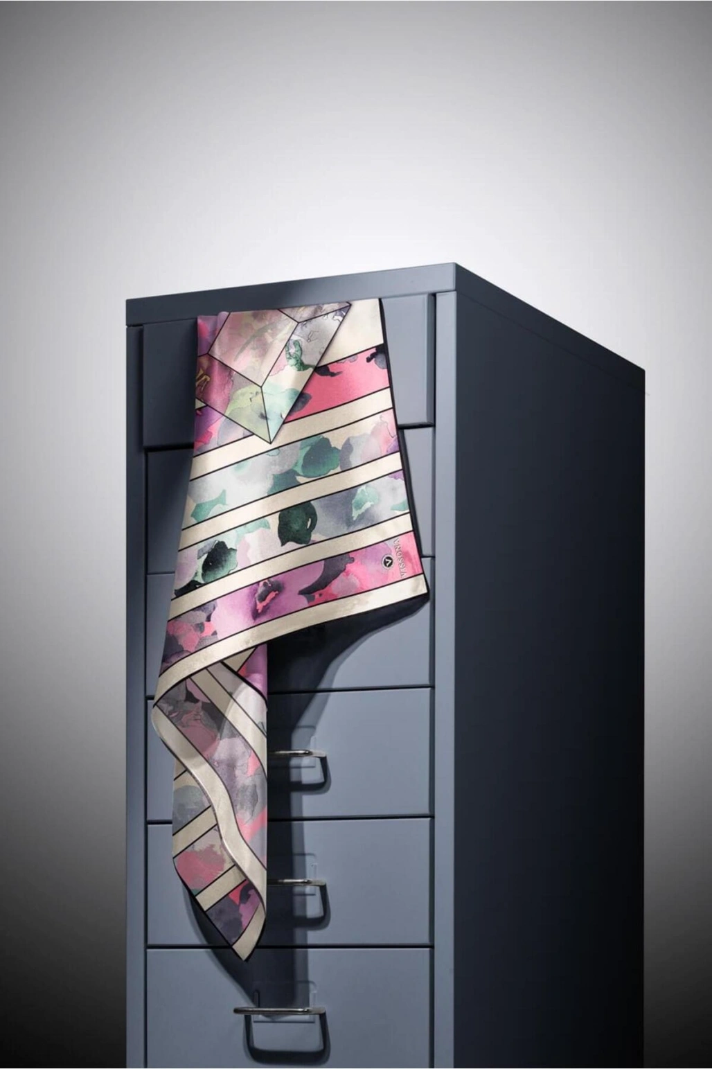 Vissona %100 Twill İpek Bahar Çiçekleri Desenli Lila - Su Yeşili Renkli 90x90 Eşarp Kenar Dikiş Şekli El Dik