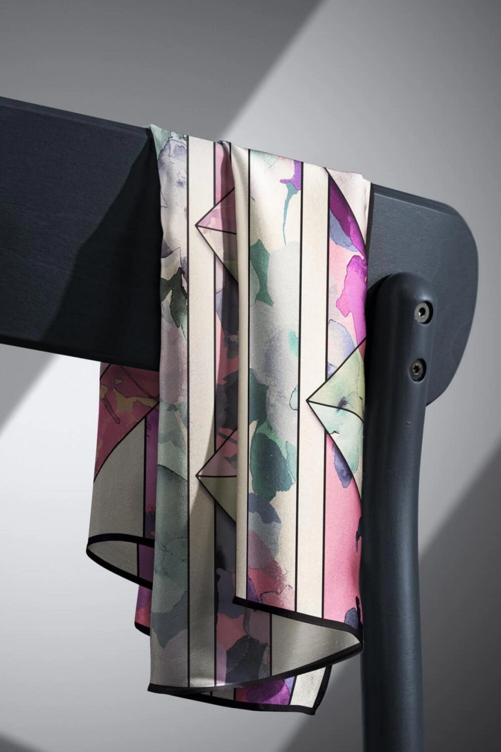 Vissona %100 Twill İpek Bahar Çiçekleri Desenli Lila - Su Yeşili Renkli 90x90 Eşarp Kenar Dikiş Şekli El Dik