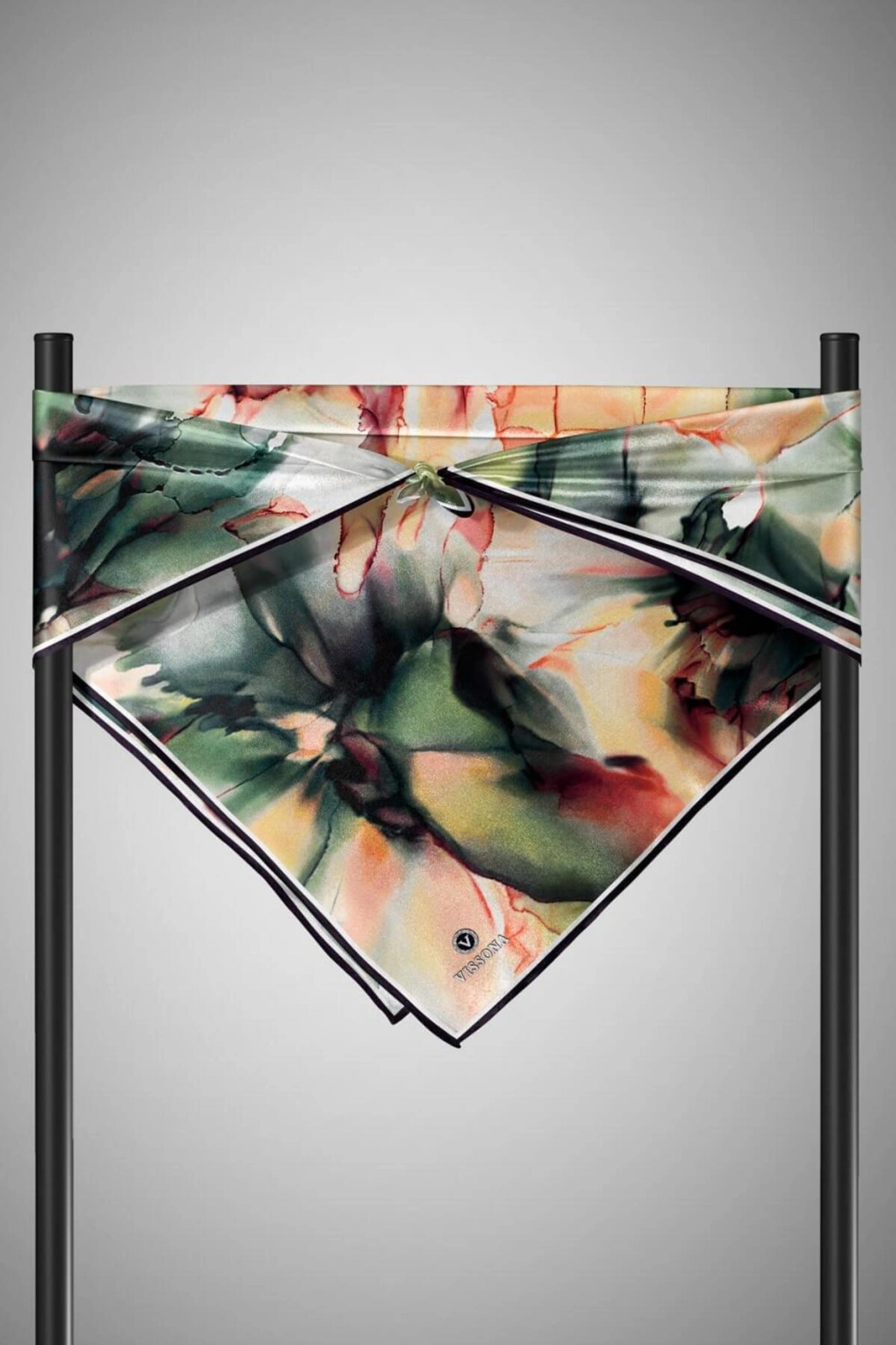 Vissona %100 Twill İpek Batik Çiçek Desenli Zümrüt Yeşili - Hardal Renkli 90x90 Eşarp Kenar Dikiş Şekli