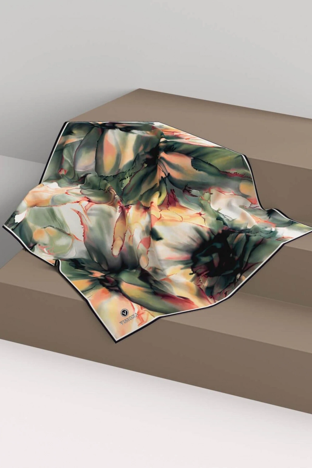 Vissona %100 Twill İpek Batik Çiçek Desenli Zümrüt Yeşili - Hardal Renkli 90x90 Eşarp Kenar Dikiş Şekli