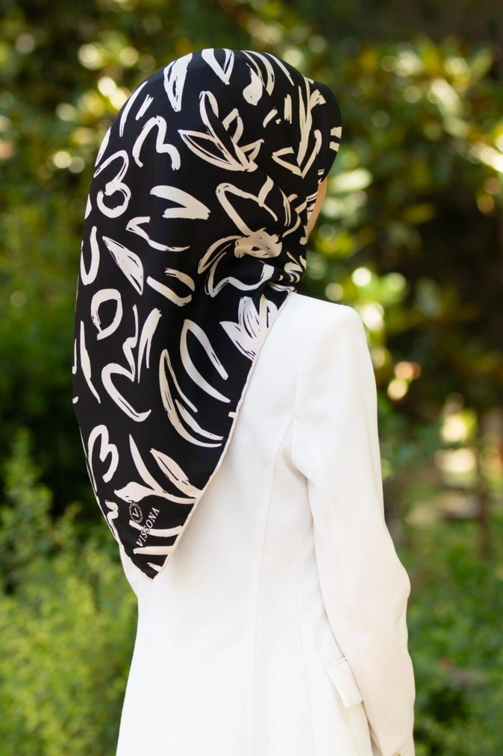 Vissona %100 Twill İpek Büyük Çiçek Desenli Siyah - Krem Renkli 90x90 Eşarp Dikim Şekli : El Dikişi