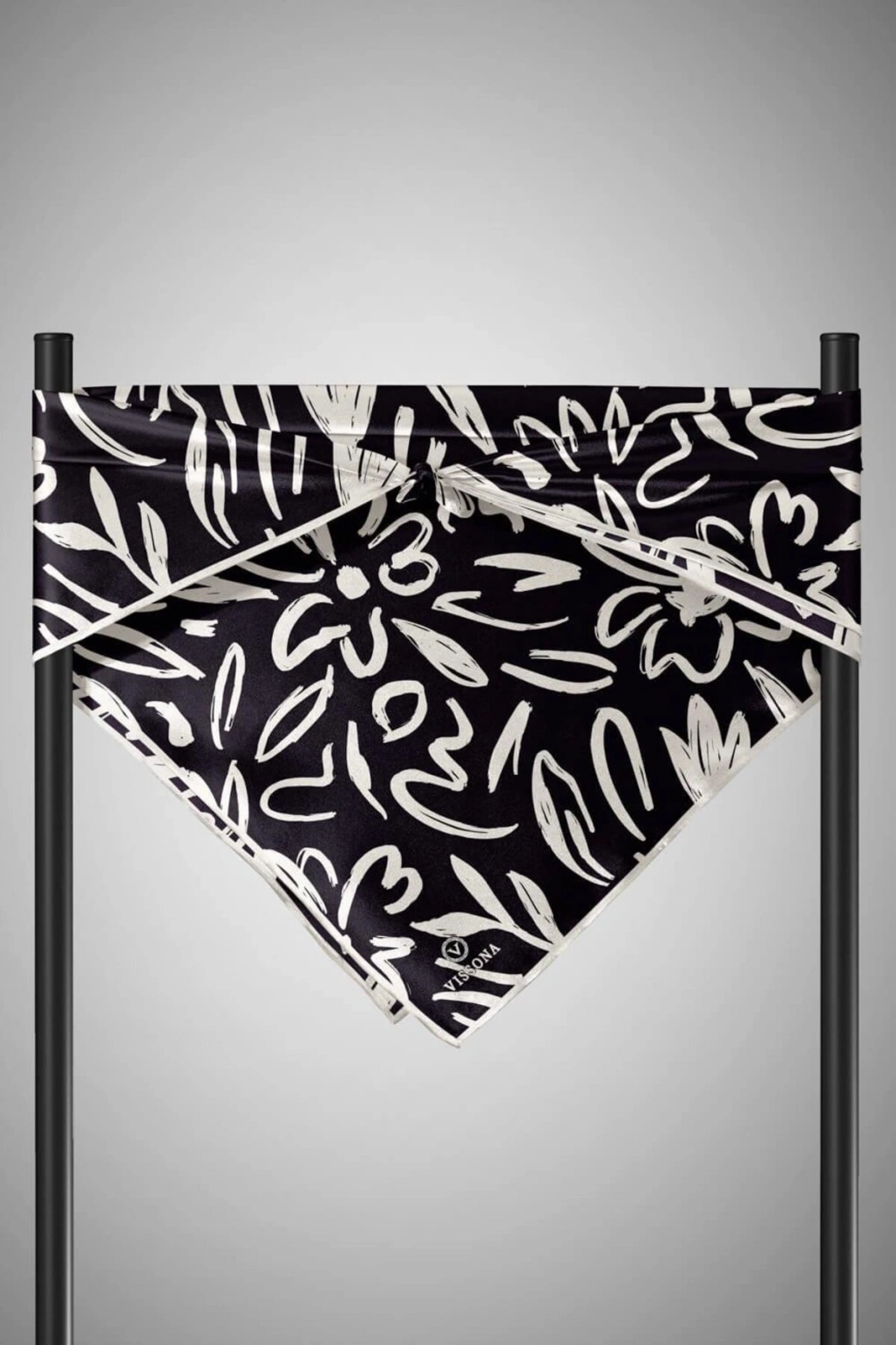 Vissona %100 Twill İpek Büyük Çiçek Desenli Siyah - Krem Renkli 90x90 Eşarp Dikim Şekli : El Dikişi