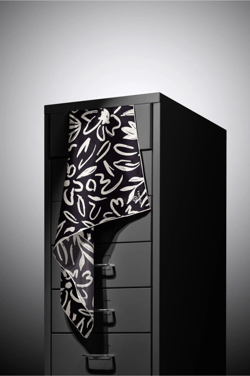 Vissona %100 Twill İpek Büyük Çiçek Desenli Siyah - Krem Renkli 90x90 Eşarp Dikim Şekli : El Dikişi