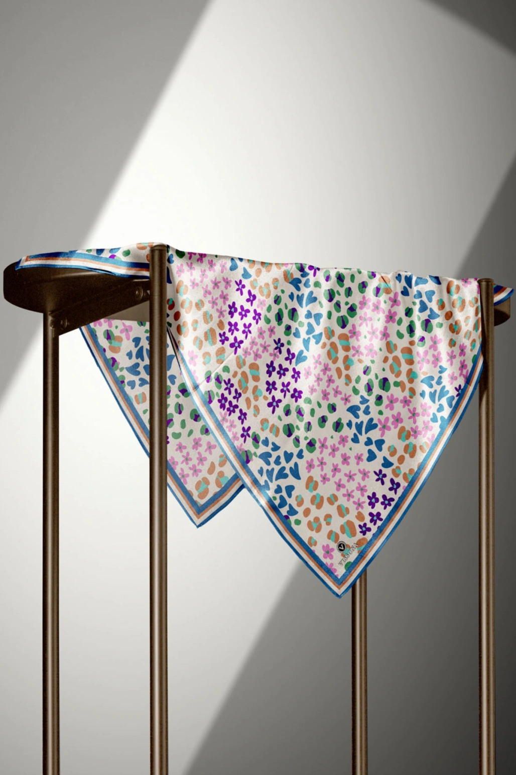 Vissona %100 Twill İpek Kalpli Leopar Desenli İndigo - Pembe Renkli 90x90 Eşarp Dikim Şekli : El Dikişi