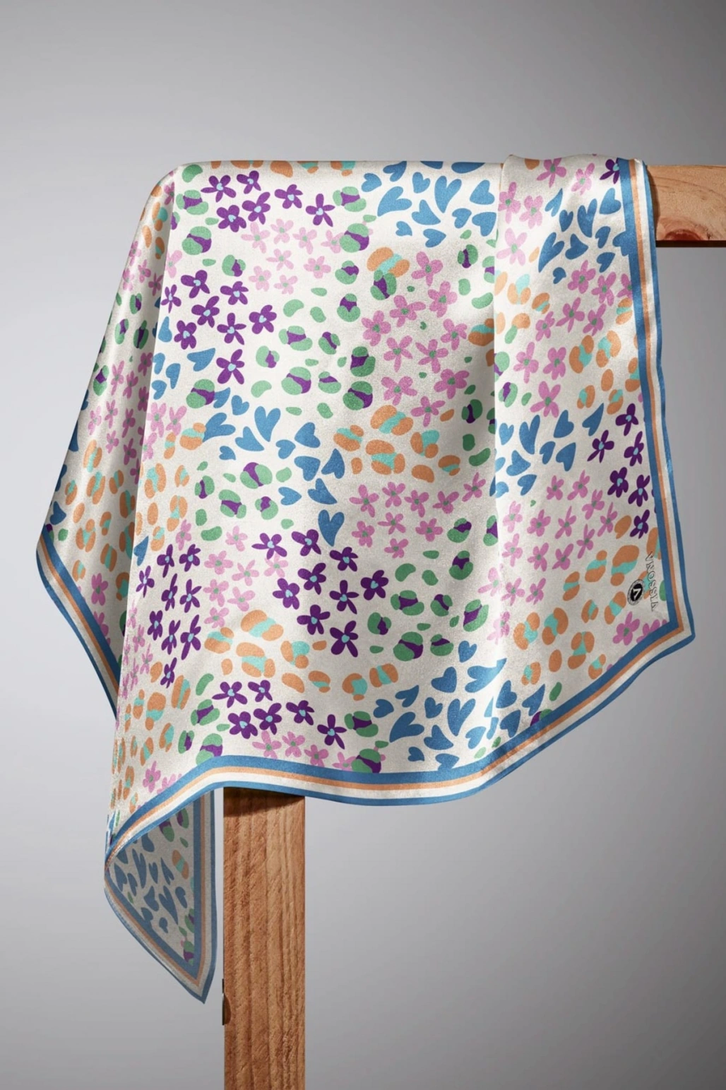 Vissona %100 Twill İpek Kalpli Leopar Desenli İndigo - Pembe Renkli 90x90 Eşarp Dikim Şekli : El Dikişi