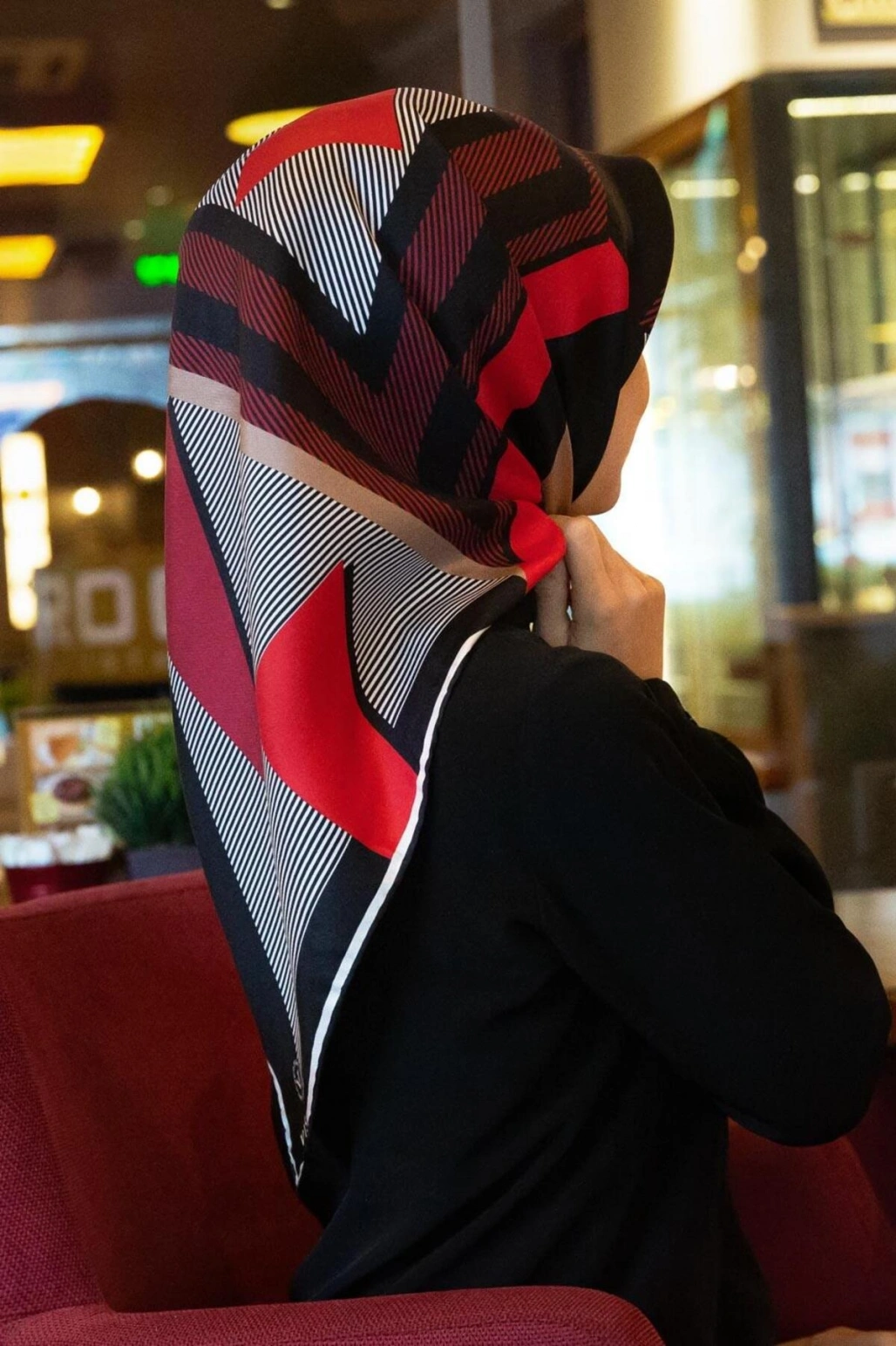 Vissona %100 Twill İpek Geometrik Desenli Bordo - Siyah Renkli 90x90 Eşarp Dikim Şekli : El Dikişi