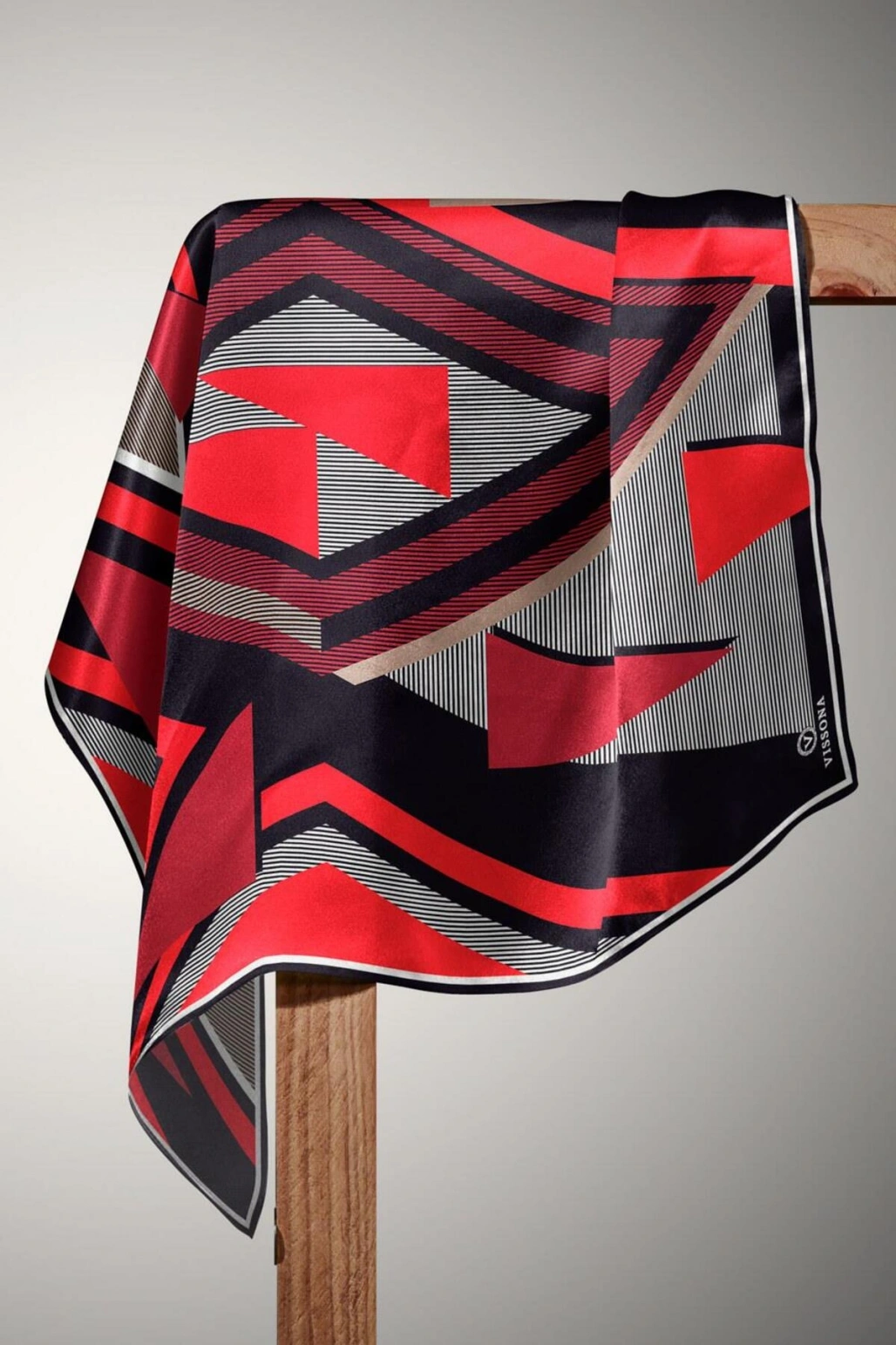 Vissona %100 Twill İpek Geometrik Desenli Bordo - Siyah Renkli 90x90 Eşarp Dikim Şekli : El Dikişi