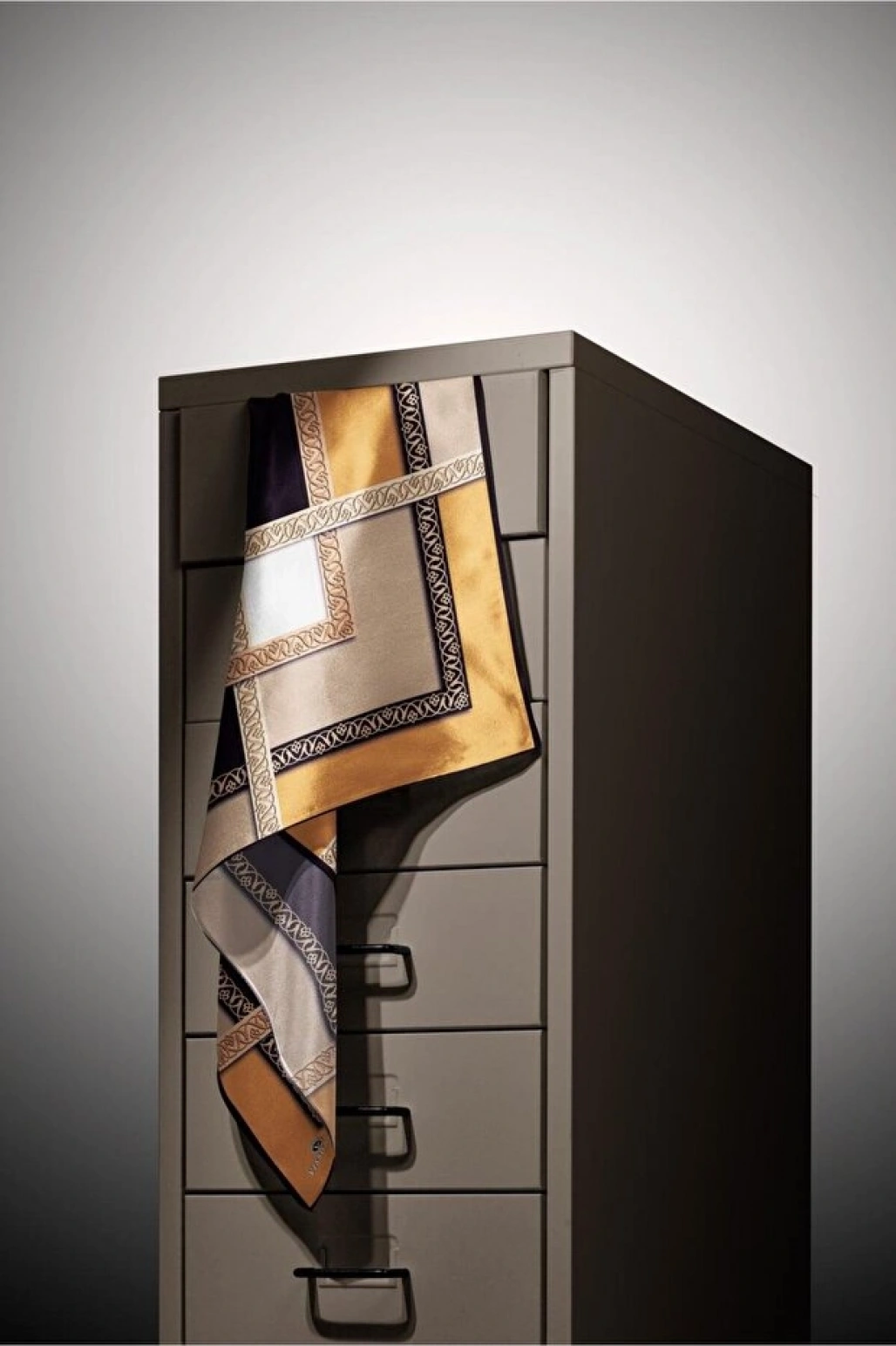 Vissona %100 Twill İpek Geometrik Desenli Gold - Siyah Renkli 90x90 Eşarp Dikim Şekli : El Dikişi