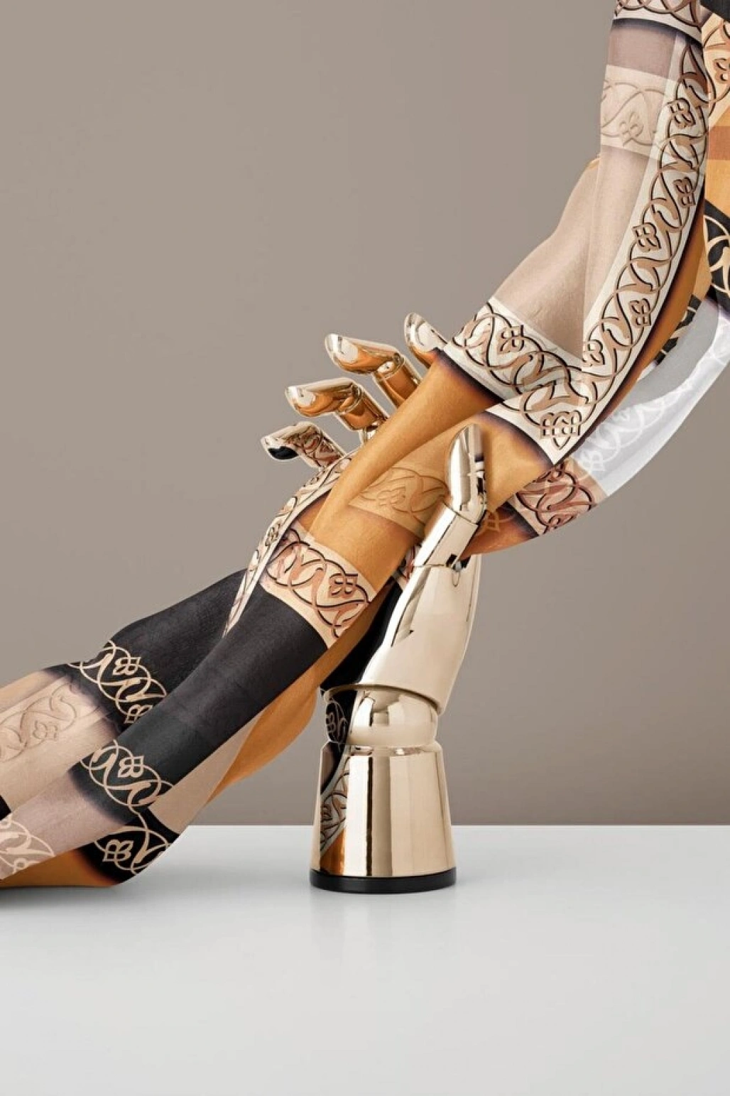 Vissona %100 Twill İpek Geometrik Desenli Gold - Siyah Renkli 90x90 Eşarp Dikim Şekli : El Dikişi