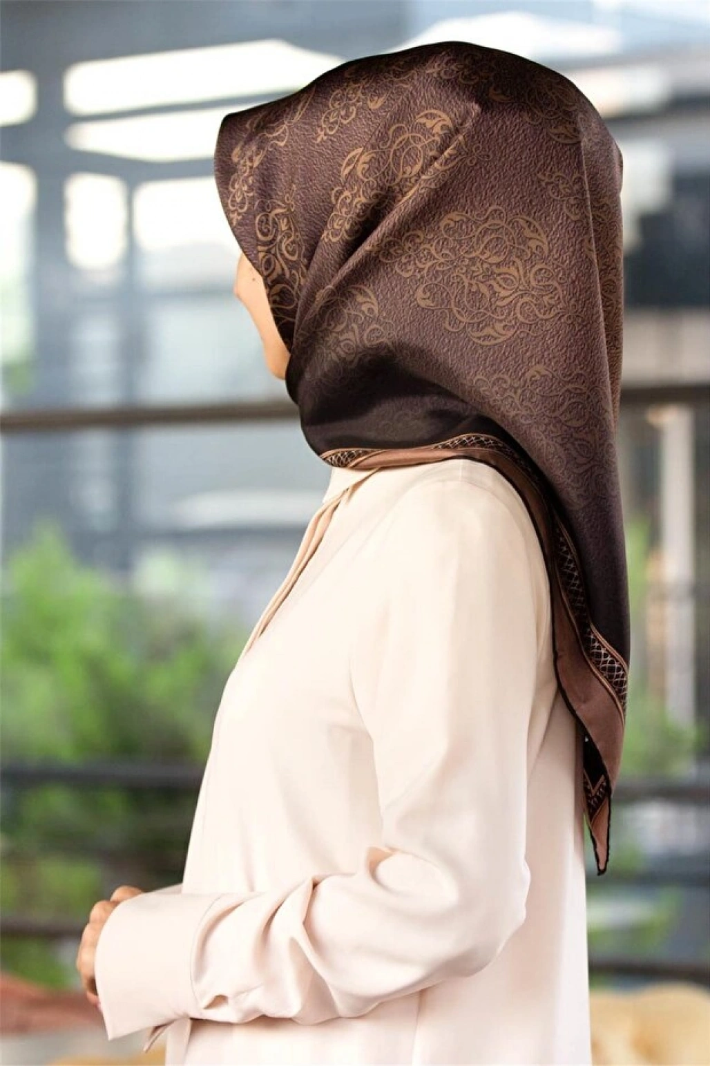 Vissona %100 Twill Barok Desenli Vizon Renkli 90x90 Eşarp Dikim Şekli: El Dikişi