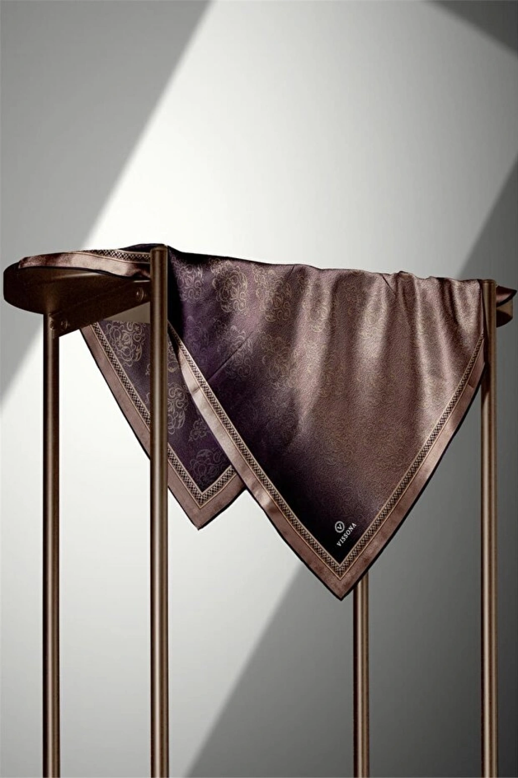 Vissona %100 Twill Barok Desenli Vizon Renkli 90x90 Eşarp Dikim Şekli: El Dikişi