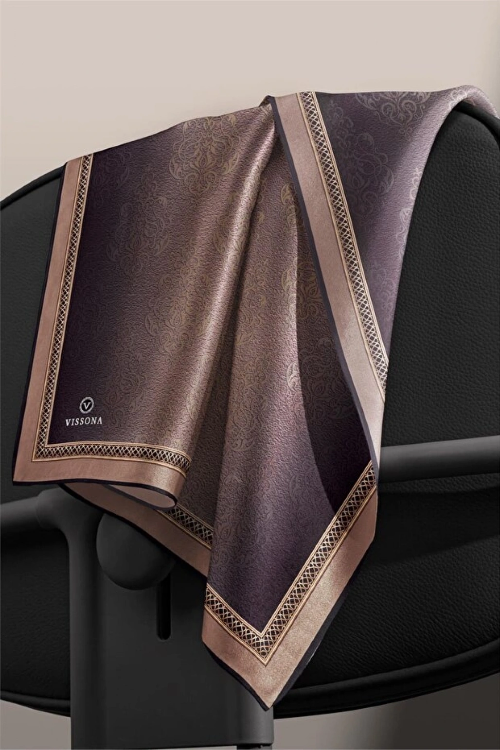 Vissona %100 Twill Barok Desenli Vizon Renkli 90x90 Eşarp Dikim Şekli: El Dikişi