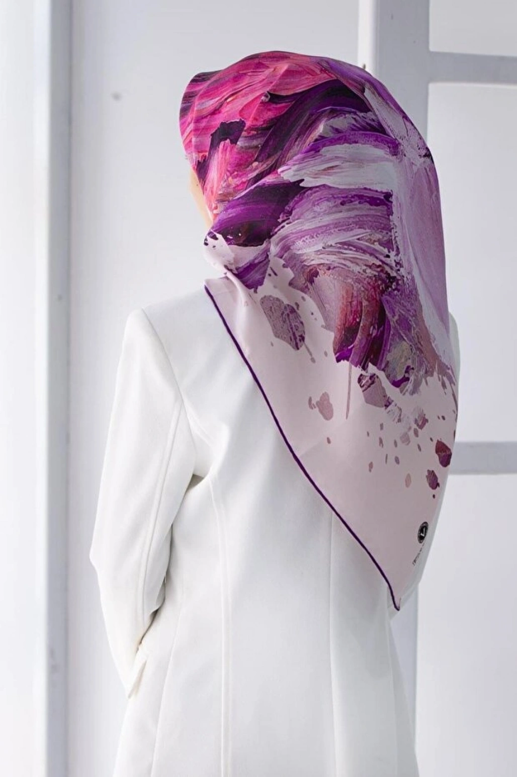 Vissona %100 Twill İpek Fırça Darbesi Desenli Mor - Pembe Renkli 90x90 Eşarp Dikim Şekli : El Dikişi