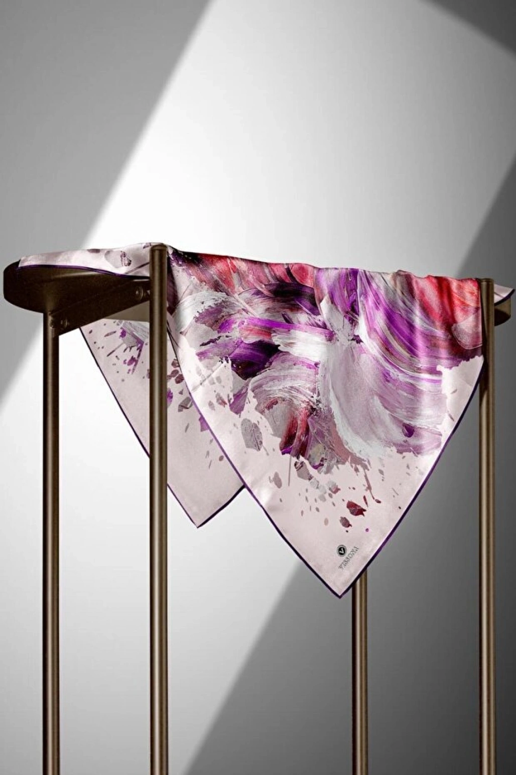 Vissona %100 Twill İpek Fırça Darbesi Desenli Mor - Pembe Renkli 90x90 Eşarp Dikim Şekli : El Dikişi