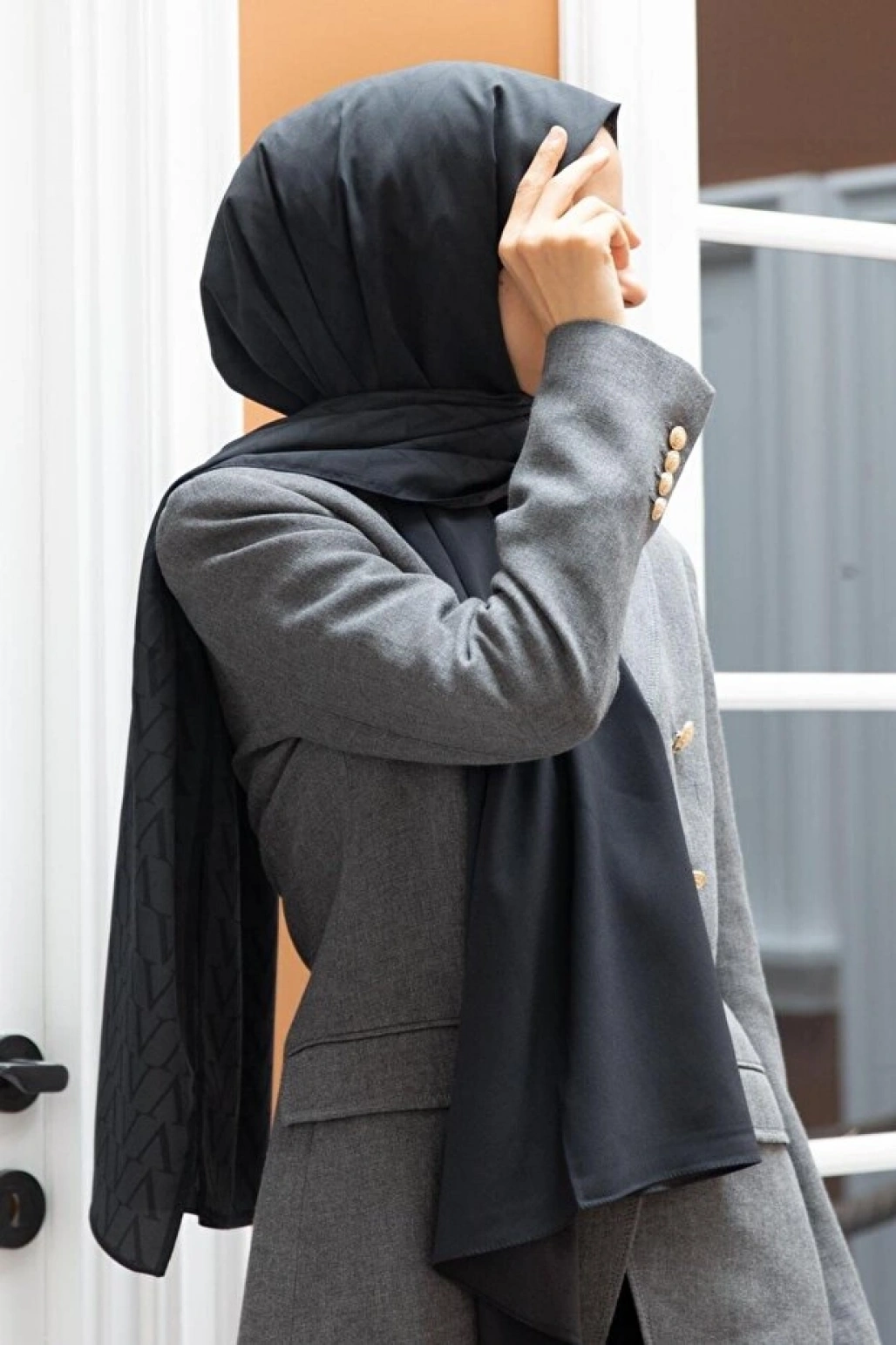 Vissona LÜKS MEDİNE İPEĞİ DEGRADELİ MONOGRAM DESENLİ SİYAH RENKLİ 75X195 KIRIŞMAZ ŞAL MOSS KREP DİKİŞ TİPİ