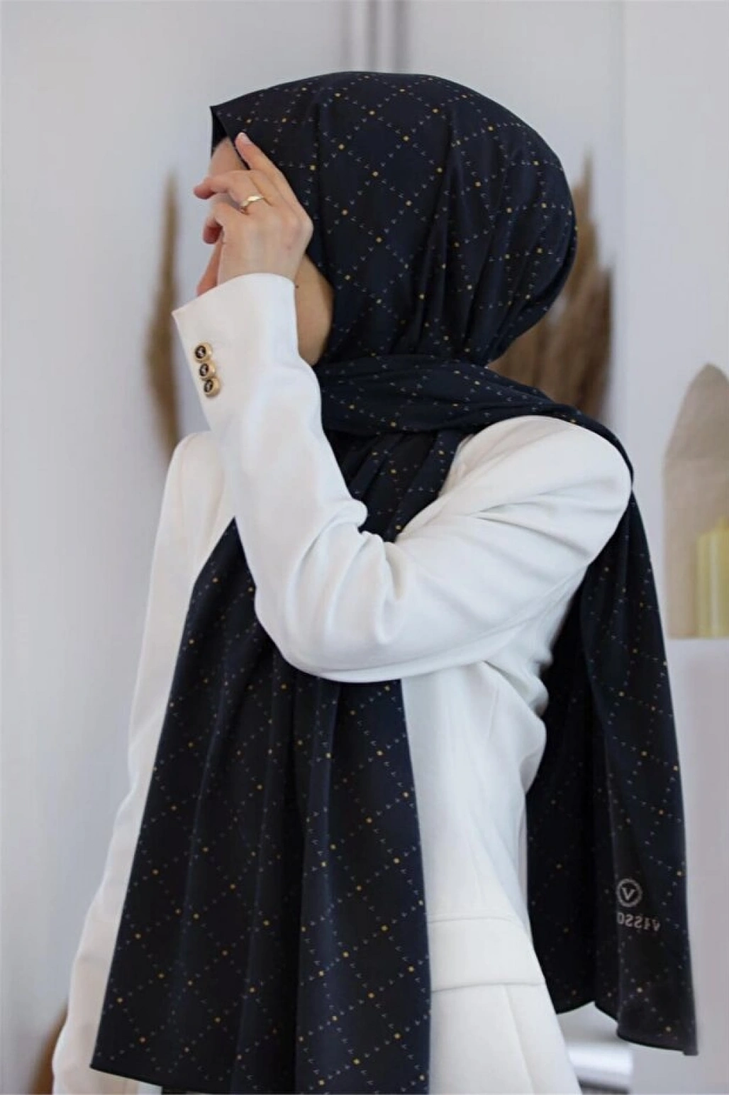 Vissona LÜKS MEDİNE İPEĞİ V DESENLİ SİYAH RENKLİ 75X195 KIRIŞMAZ ŞAL MOSS KREP DİKİŞ TİPİ İTALYAN DİKİŞLİ