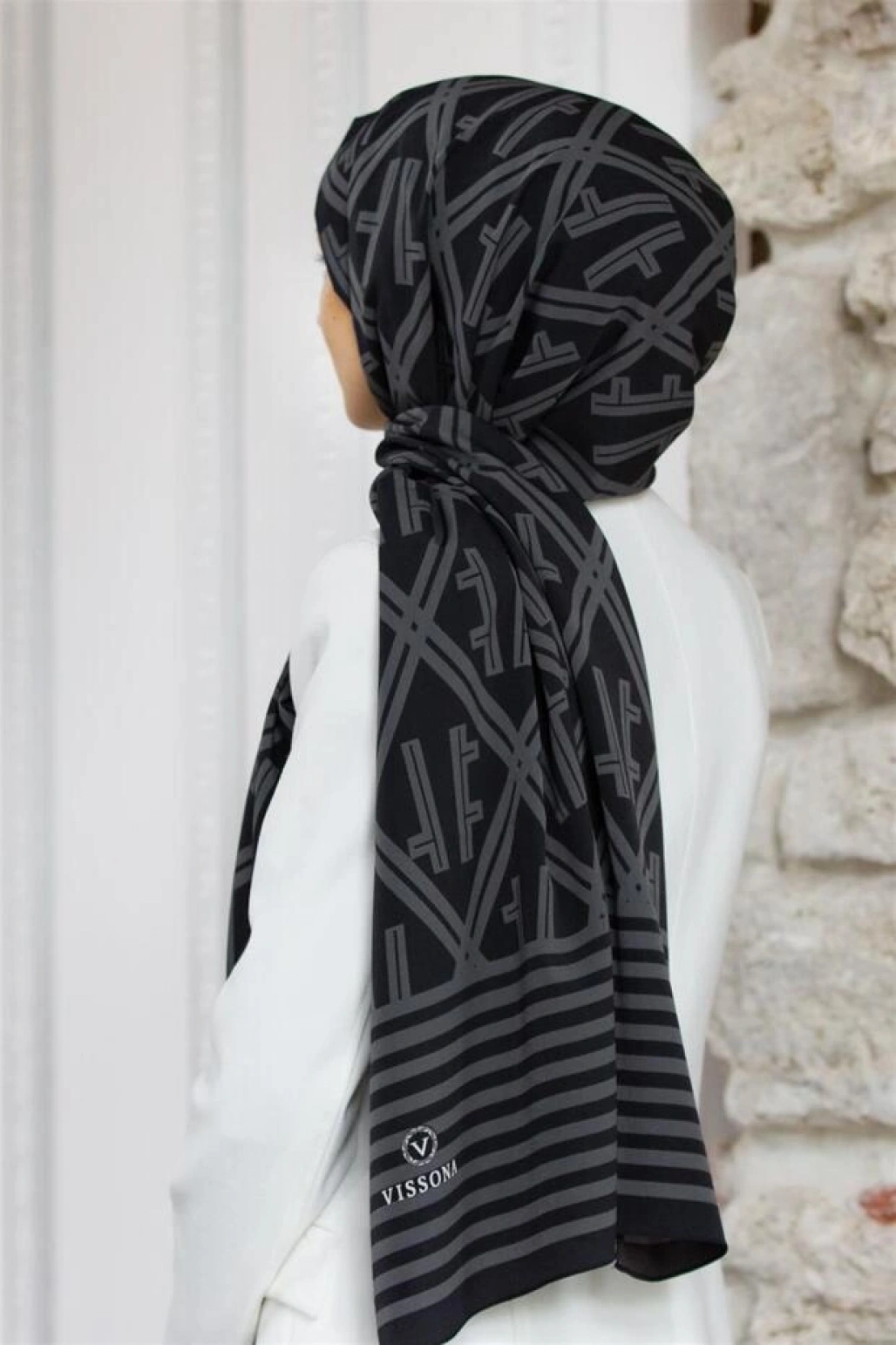 Vissona LÜKS MEDİNE MONOGRAM DESENLİ SİYAH - GRİ RENKLİ 75X195 KIRIŞMAZ ŞAL MOSS KREP DİKİŞ TİPİ İTALYAN