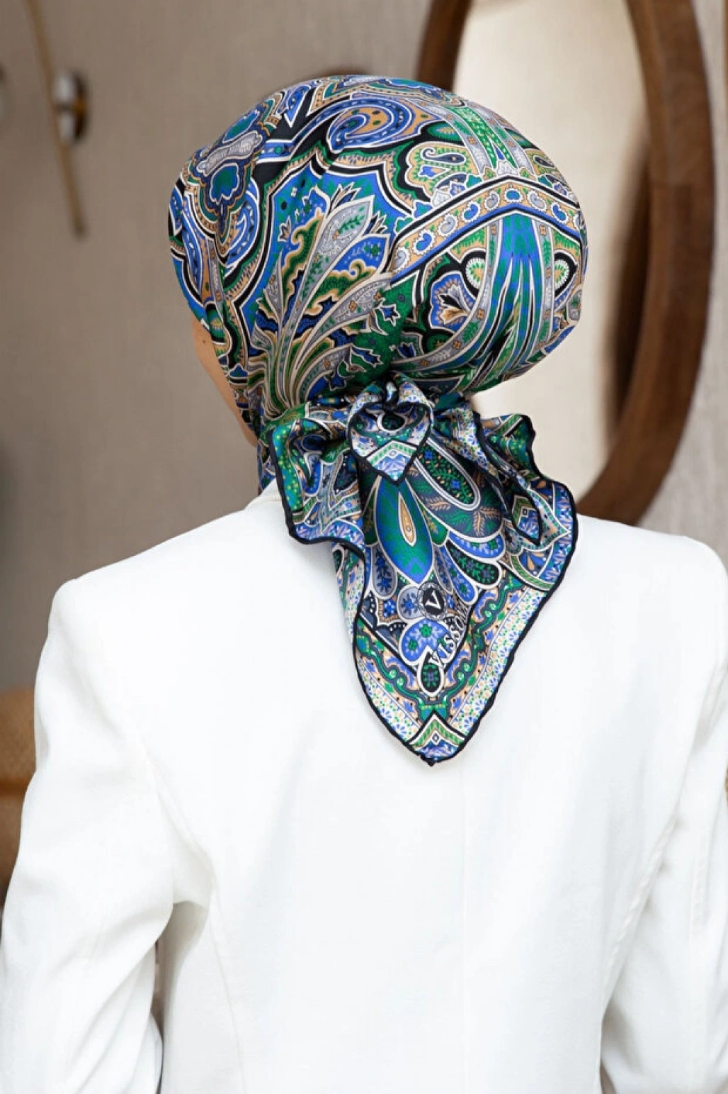 Vissona 100% Twill İpek Etnik Desenli Saks - Zümrüt Yeşili Renkli 90x90 Dikim Şekli : El Dikişi Eşarp